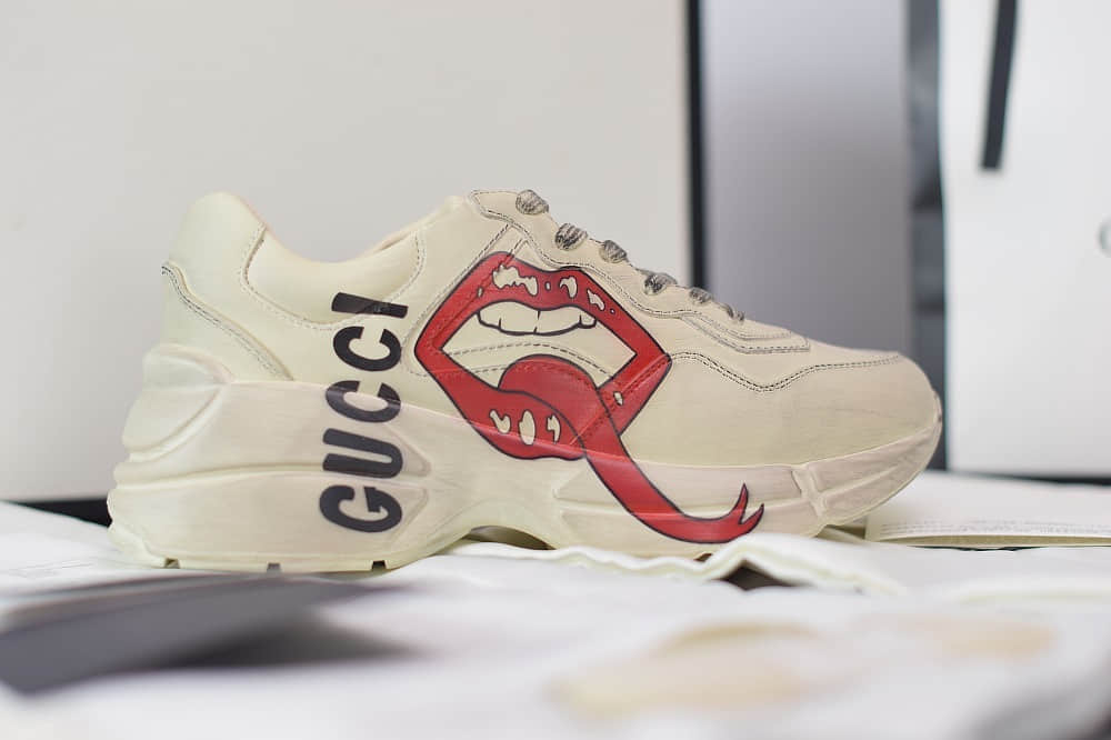 古驰Gucci Rhyton做旧复古米白色嘴唇印花老爹鞋纯原版本 货号：552089 A9L00 9522