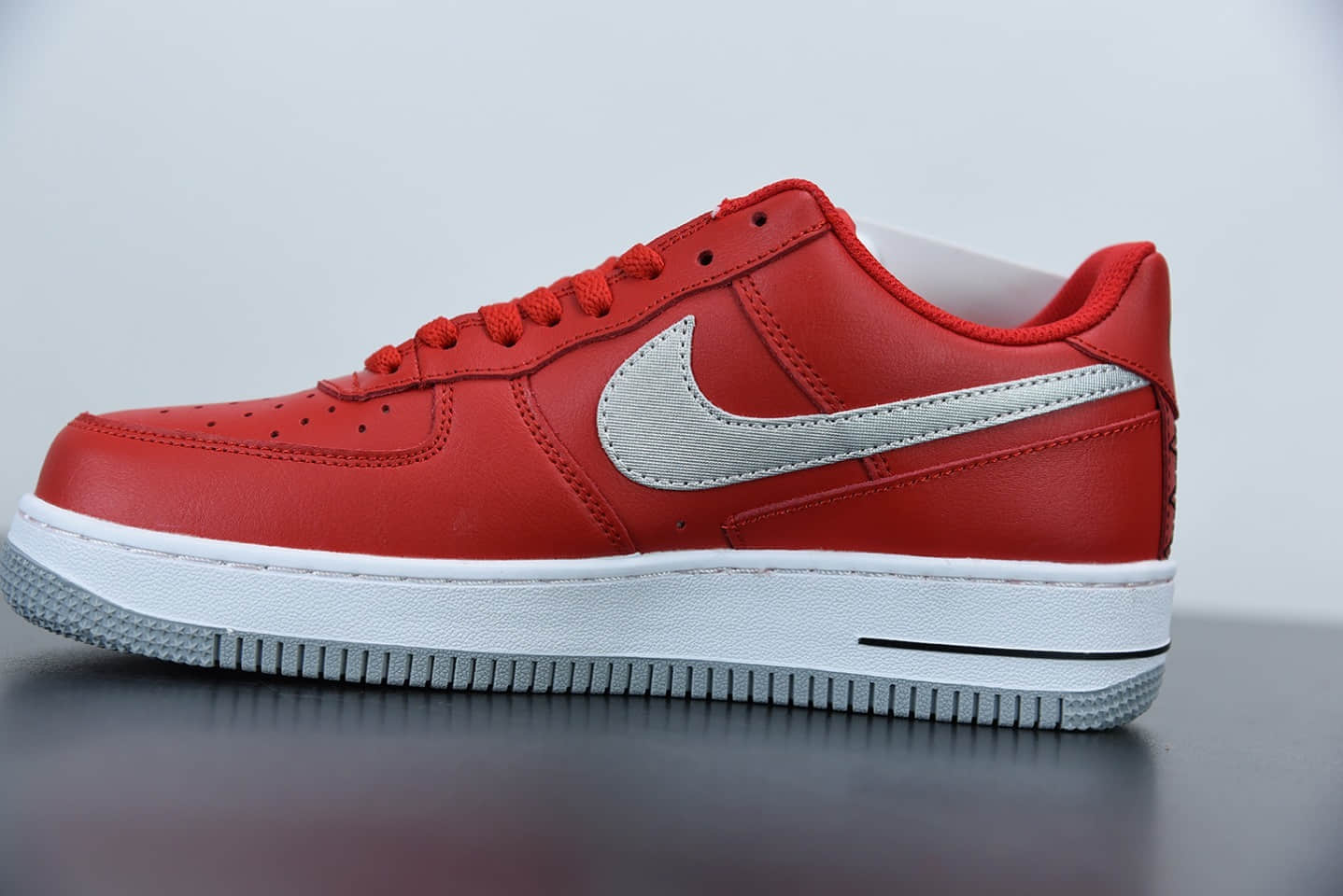 耐克Nike Air Force 1’07Summit White灰红后跟几何涂鸦空军一号经典低帮百搭休闲运动板鞋纯原版本 货号：DD7113-600