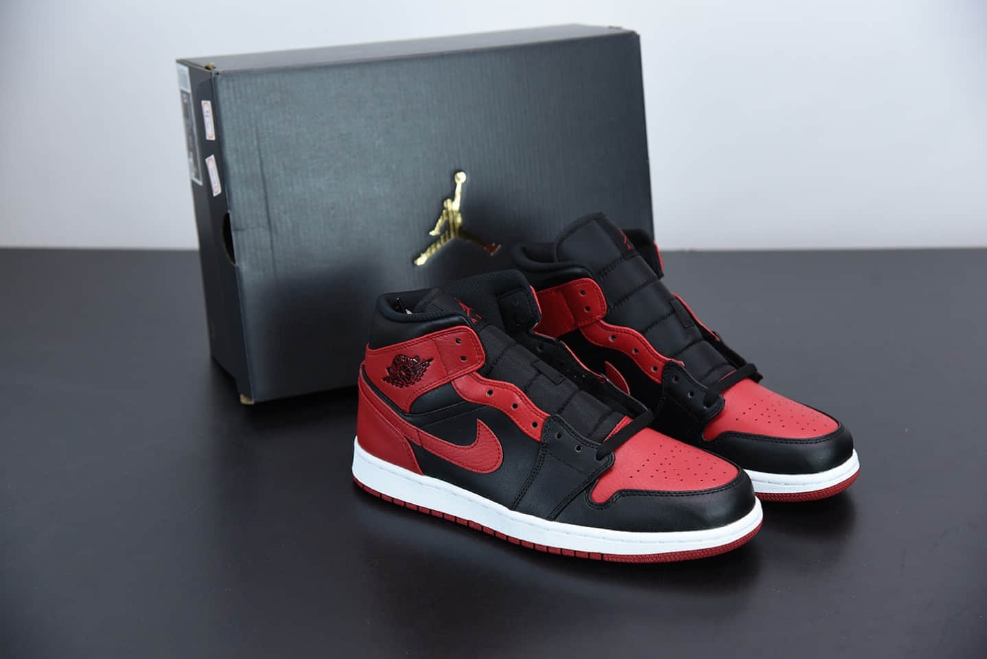 乔丹Air Jordan 1 Mid “Bred” 黑红小禁穿中帮百搭休闲运动板鞋纯原版本 货号：554724-074