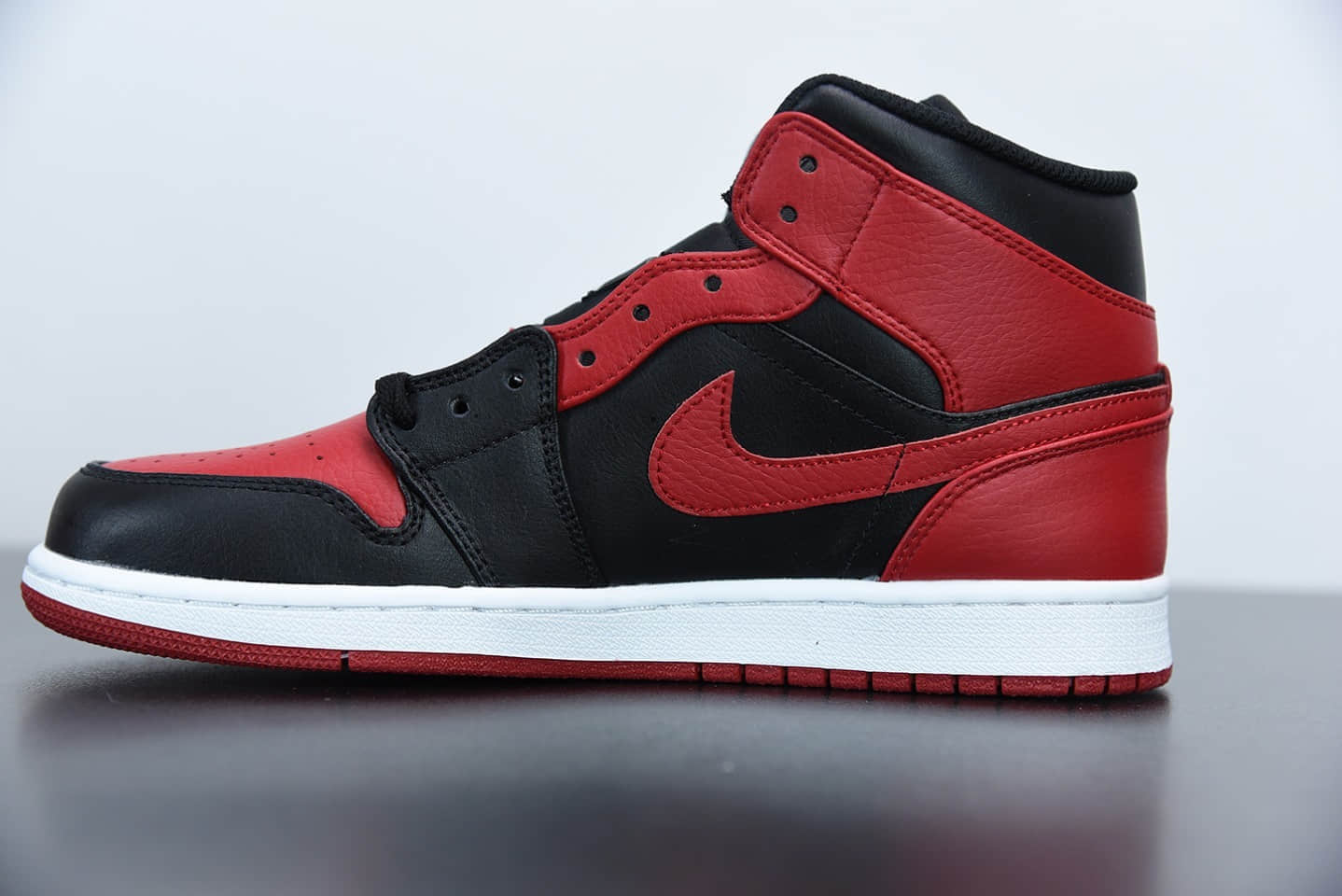 乔丹Air Jordan 1 Mid “Bred” 黑红小禁穿中帮百搭休闲运动板鞋纯原版本 货号：554724-074