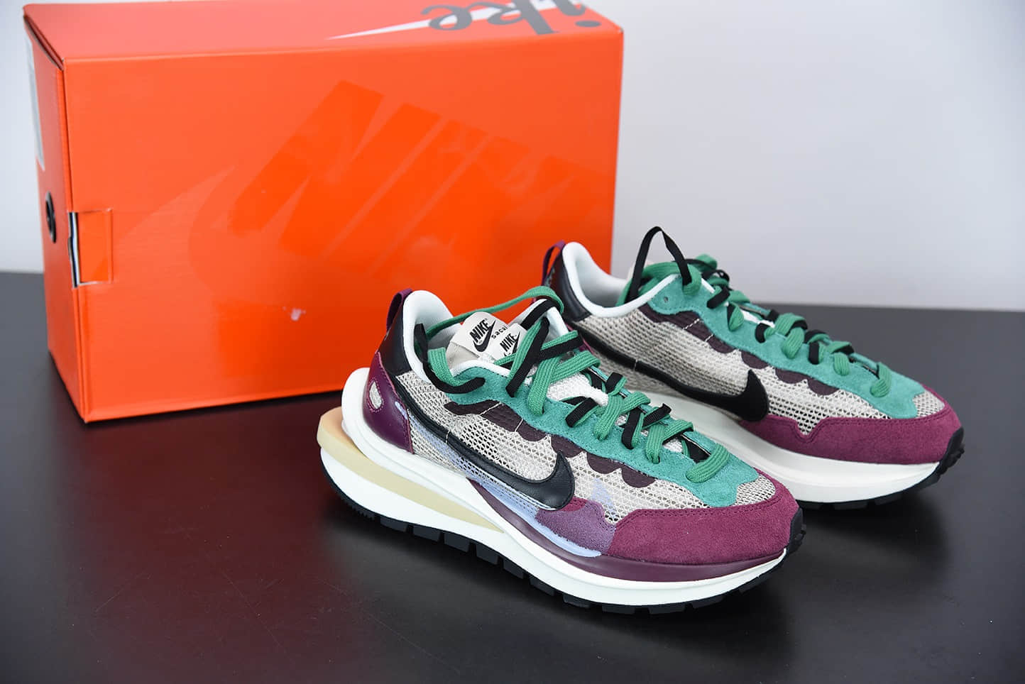 耐克Sacai x Nike Vaporwaffle String Villain Red 酒红华夫三代潮流走秀双色超级联名款纯原版本 货号： DD3035-200