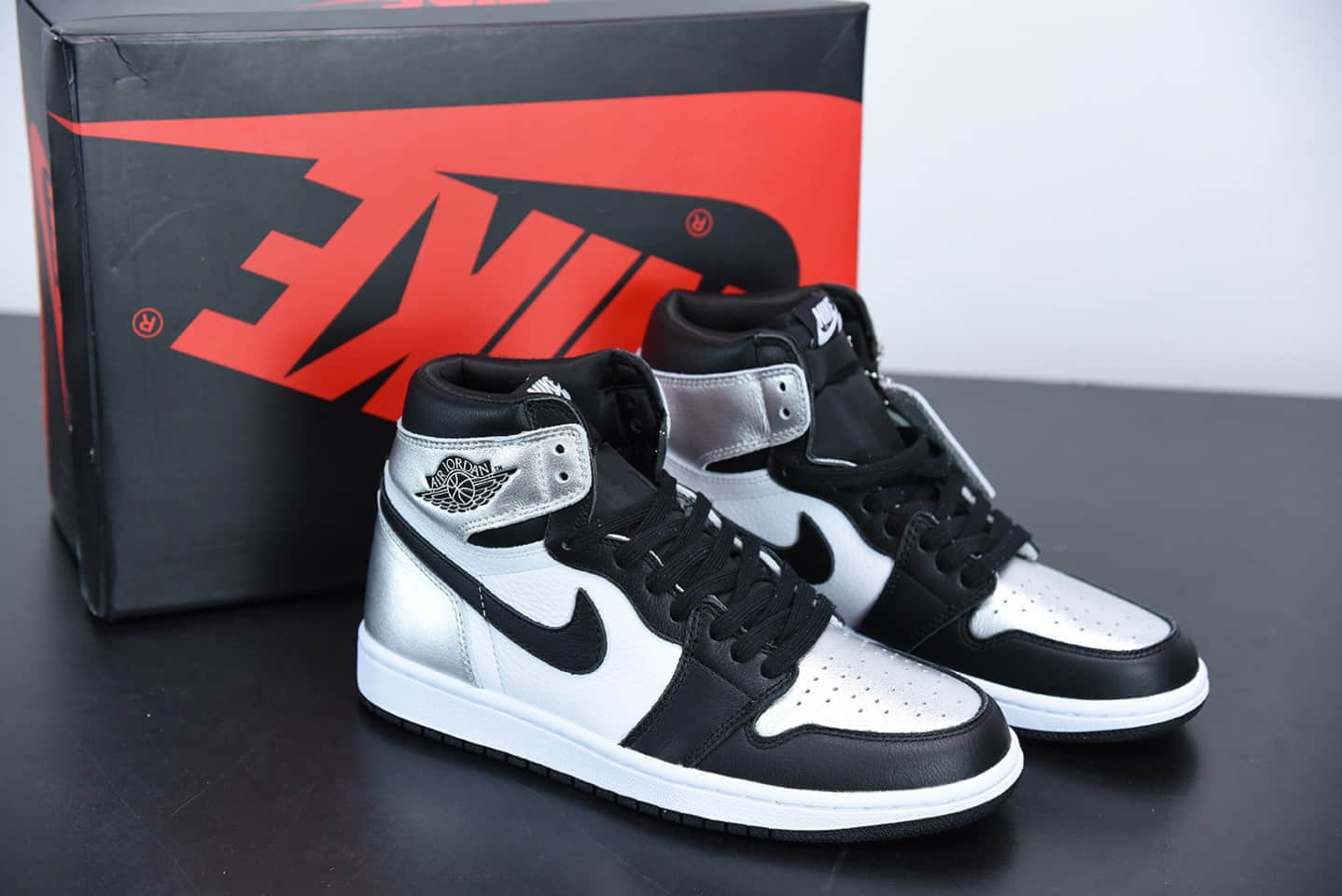 乔丹AirJordan 1 Retro Metallic Silver 黑银配色高帮运动板鞋纯原版本 货号：CD0461-001