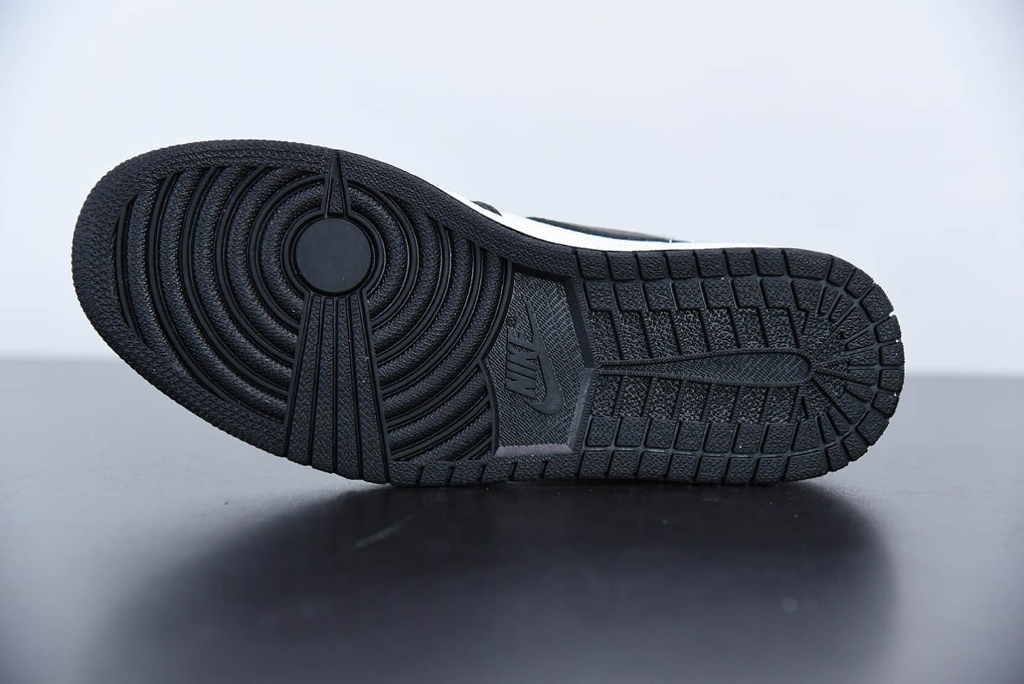 乔丹AirJordan 1 Retro Metallic Silver 黑银配色高帮运动板鞋纯原版本 货号：CD0461-001