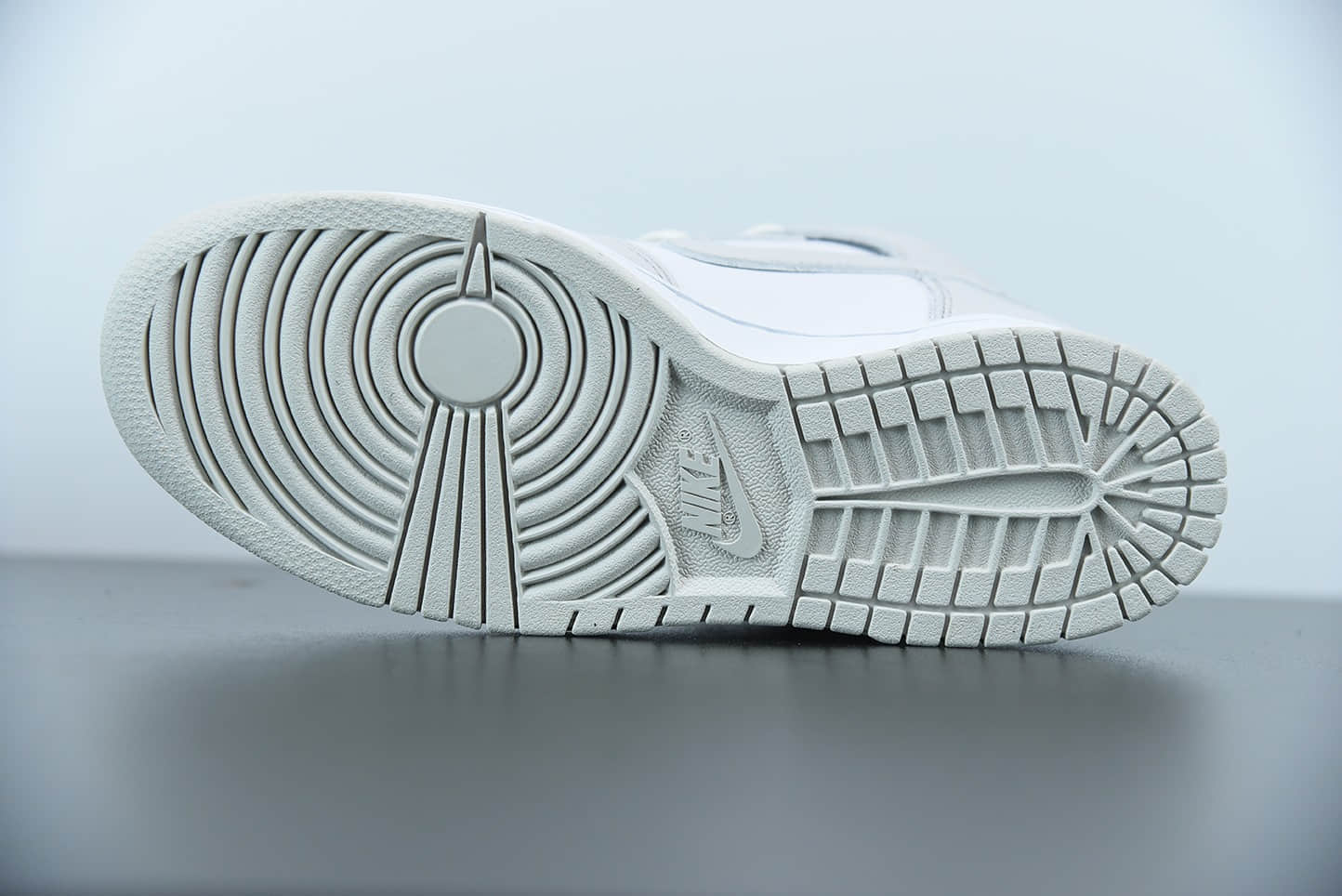 耐克Nike dunk high “Vast Grey” 灰白高帮陈伟霆同款高帮板鞋纯原版本 货号：DD1399-100