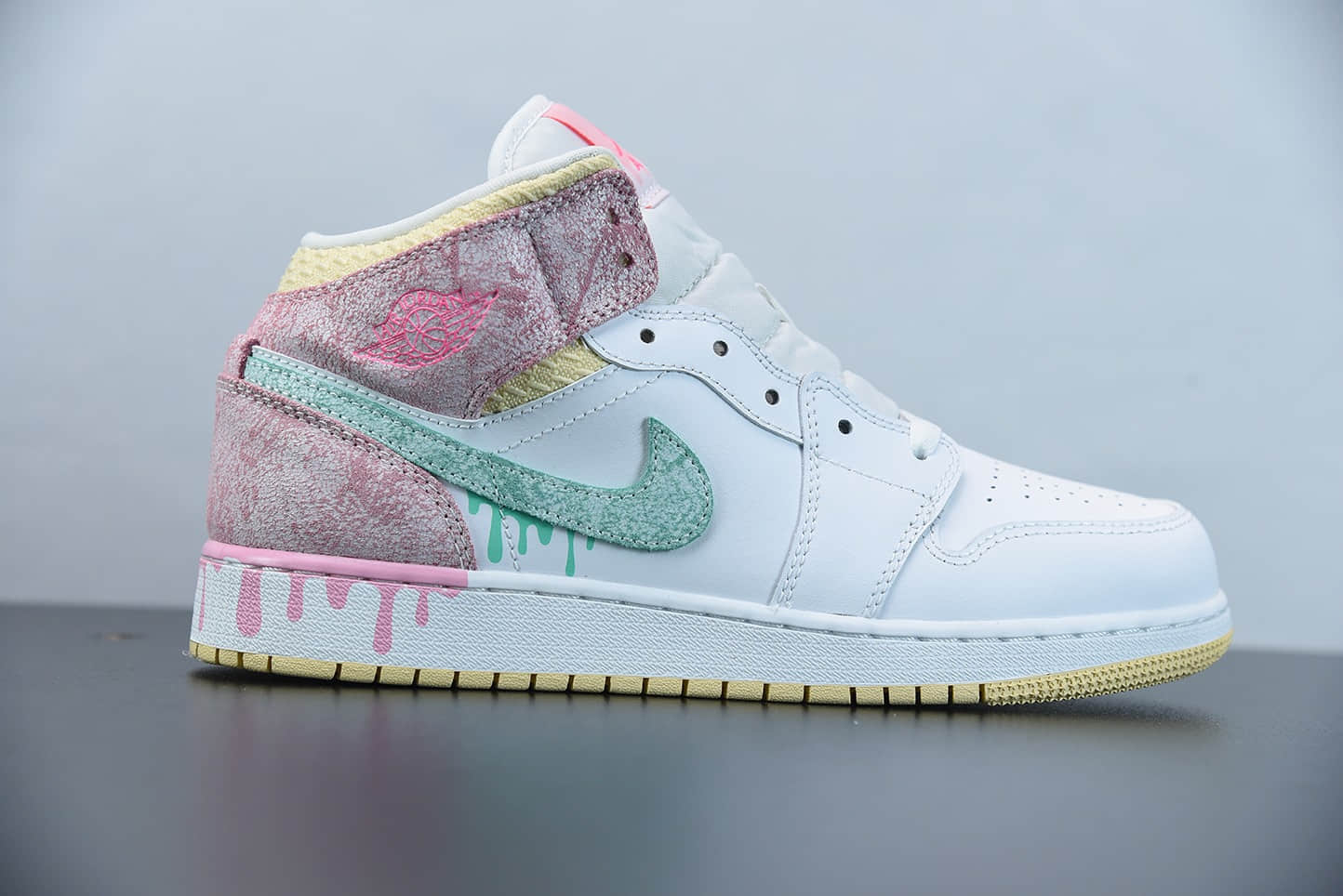 乔丹Air Jordan 1 Mid (GS)白粉冰淇淋中帮休闲鞋纯原版本 货号：DD1666-100