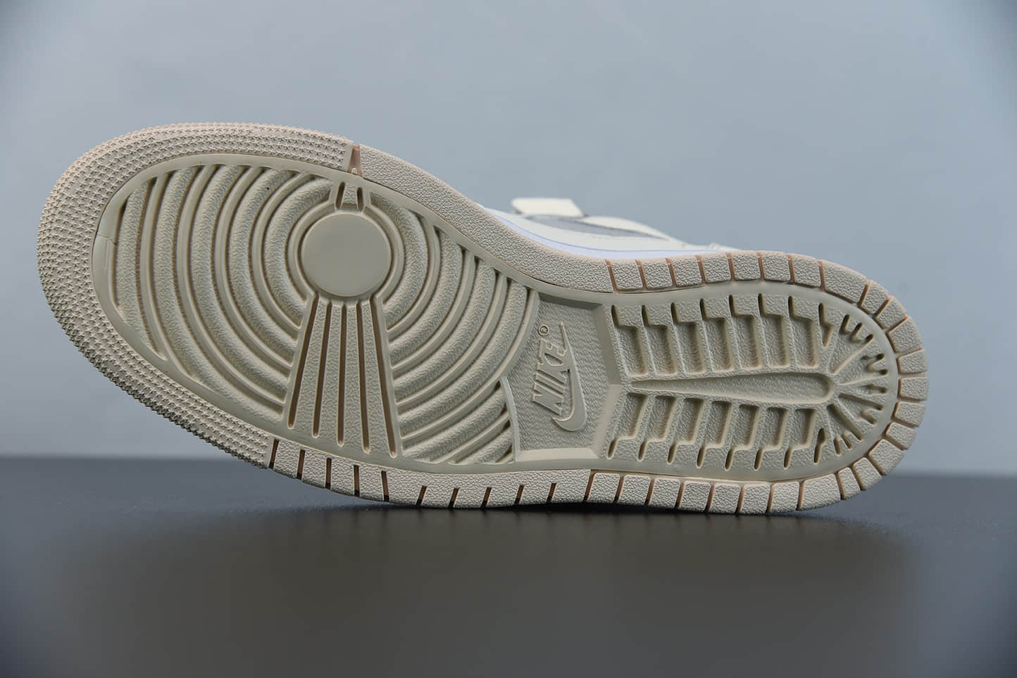 乔丹AIR JORDAN 1 ZOOM AIR CMFT珍珠白配色高帮板鞋纯原版本 货号：CT0979-107