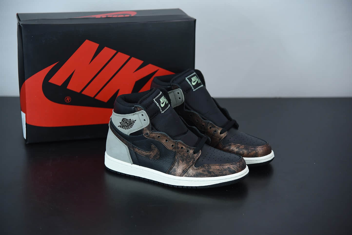 乔丹Air Jordan 1 High OG High OG “Shadow” 做旧古铜影子灰高帮板鞋纯原版本 货号：555088-033