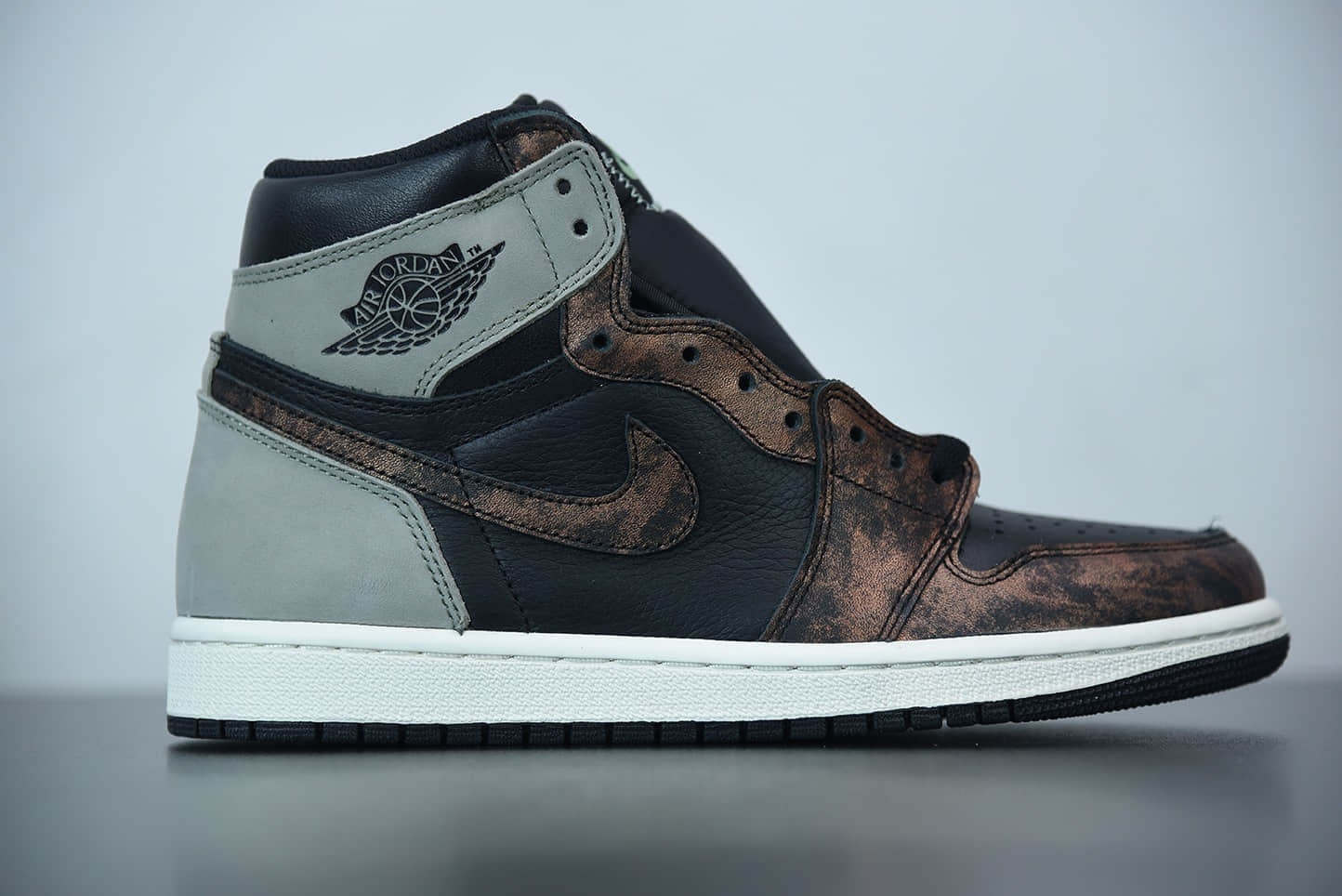 乔丹Air Jordan 1 High OG High OG “Shadow” 做旧古铜影子灰高帮板鞋纯原版本 货号：555088-033
