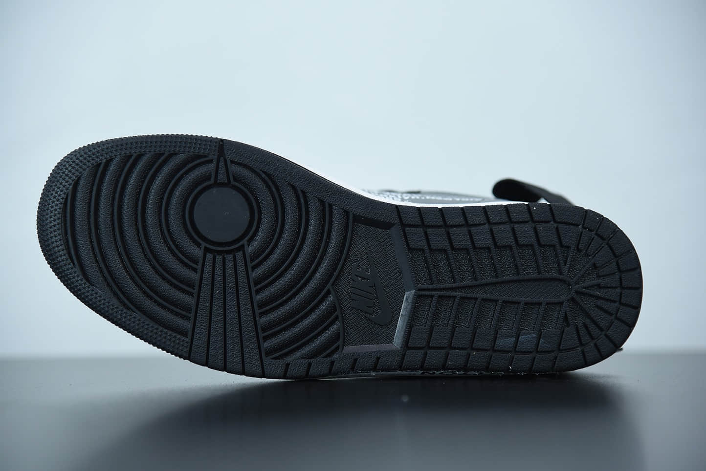 乔丹Louis Vuitton x OFF WHITE – Air Jordan 1 乔丹LV经典联名中帮行李箱版本潮流情侣运动休闲板鞋纯原版本 货号：AQ0818-158