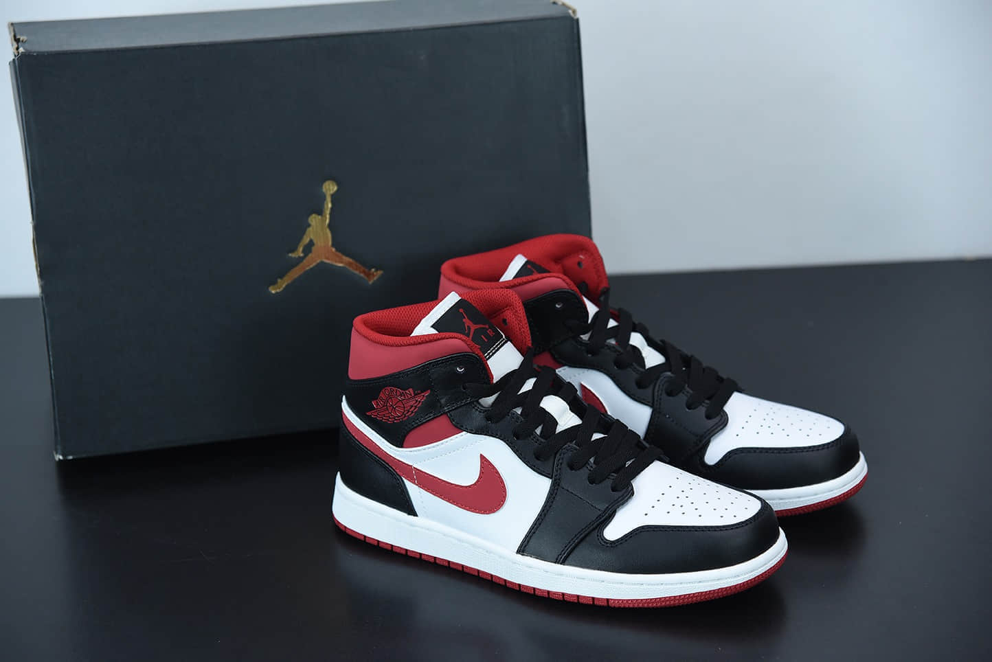 乔丹Air Jordan 1 Mid白红黑中帮复古休闲板鞋纯原版本 货号：554724-122