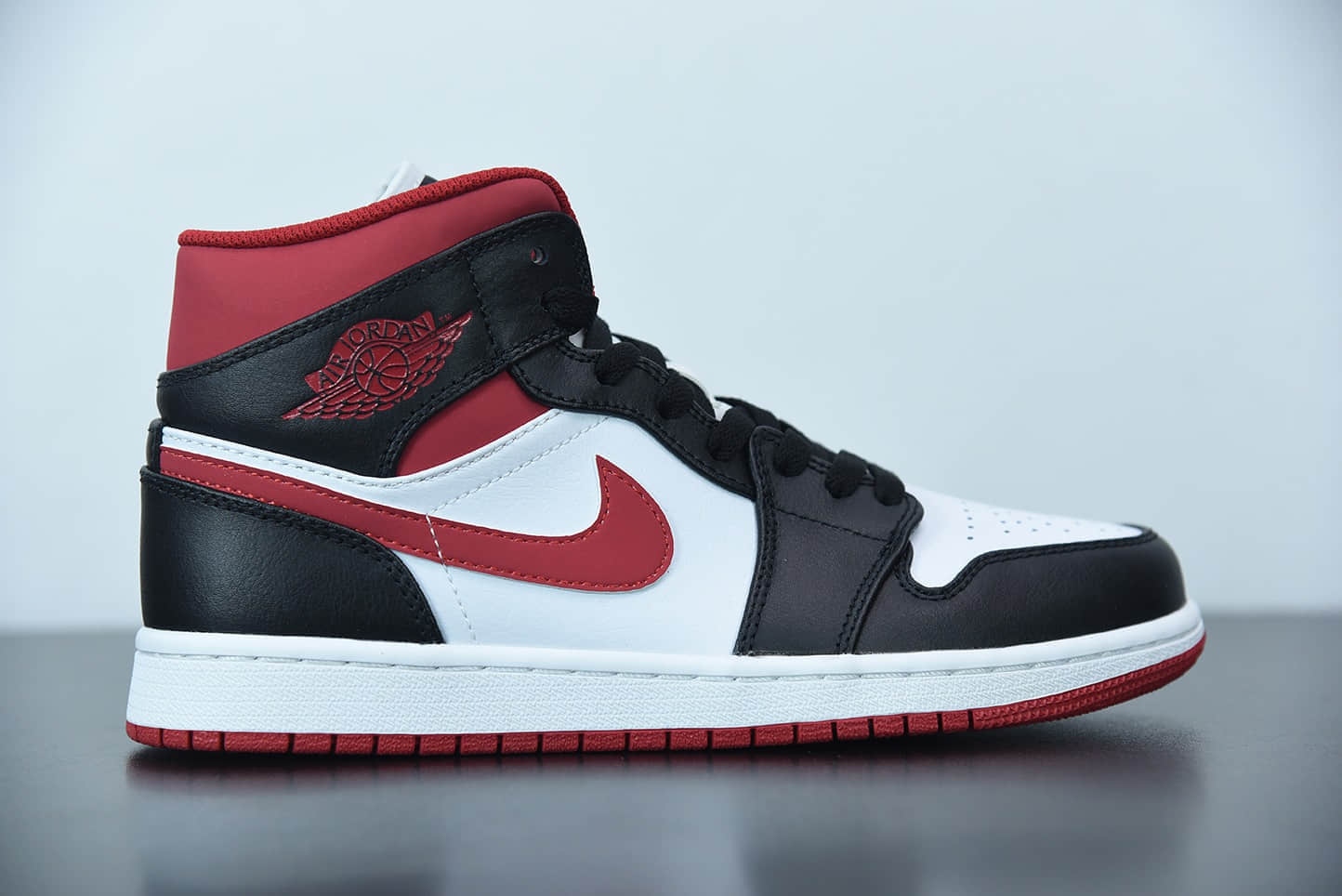 乔丹Air Jordan 1 Mid白红黑中帮复古休闲板鞋纯原版本 货号：554724-122