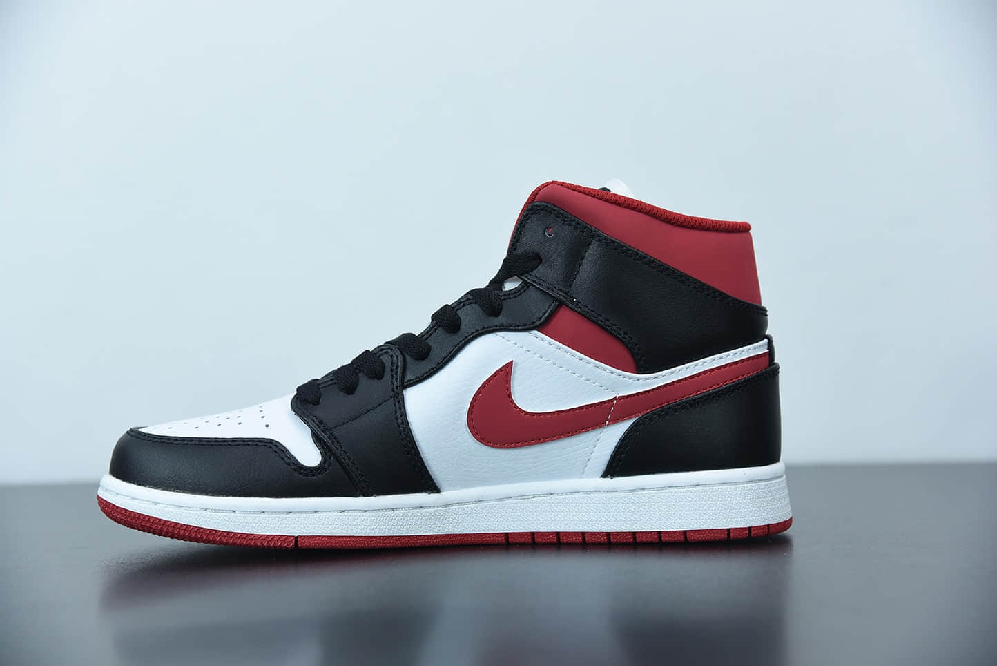 乔丹Air Jordan 1 Mid白红黑中帮复古休闲板鞋纯原版本 货号：554724-122