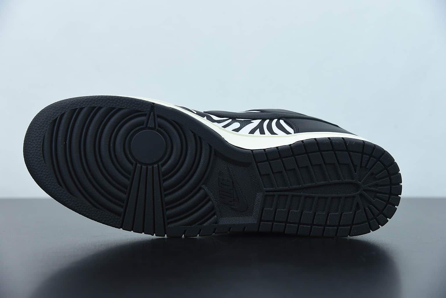 耐克Quartersnacks x Nike SB Dunk Low “Zebra” 黑白斑马联名款低帮运动休闲板鞋纯原版本 货号：DM3510-001