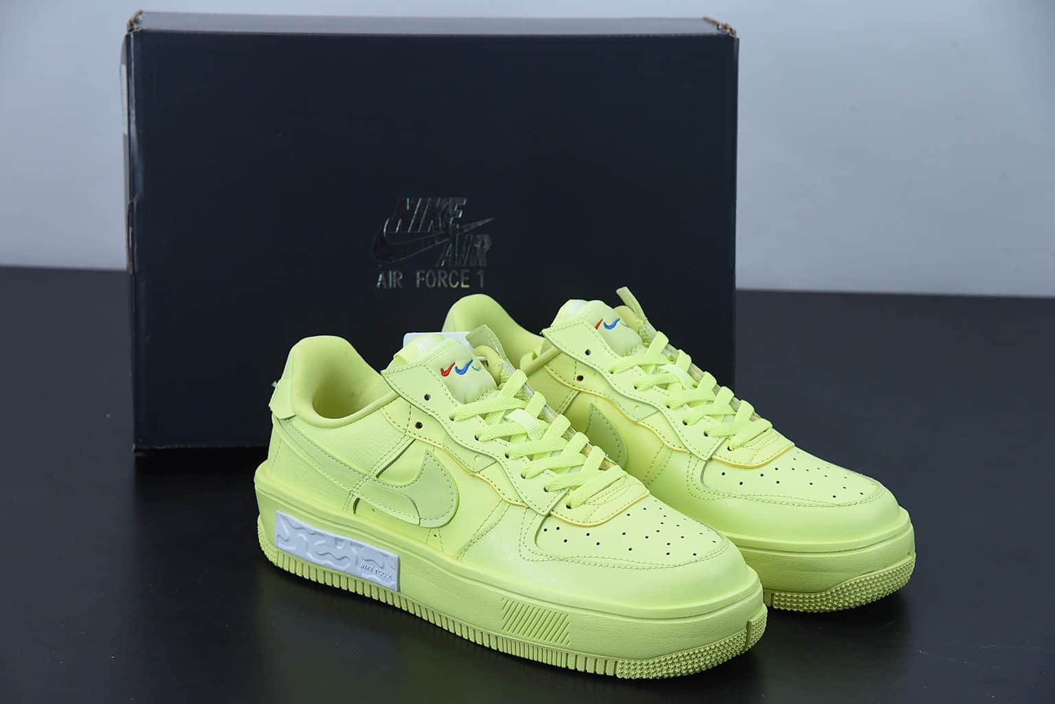 耐克 Nike Wmns AF 1 FontankaYellow Strike空军一号皮革荧光黄白错位解构系列低帮轻量百搭休闲运动板鞋纯原版本 货号:DA7024-700