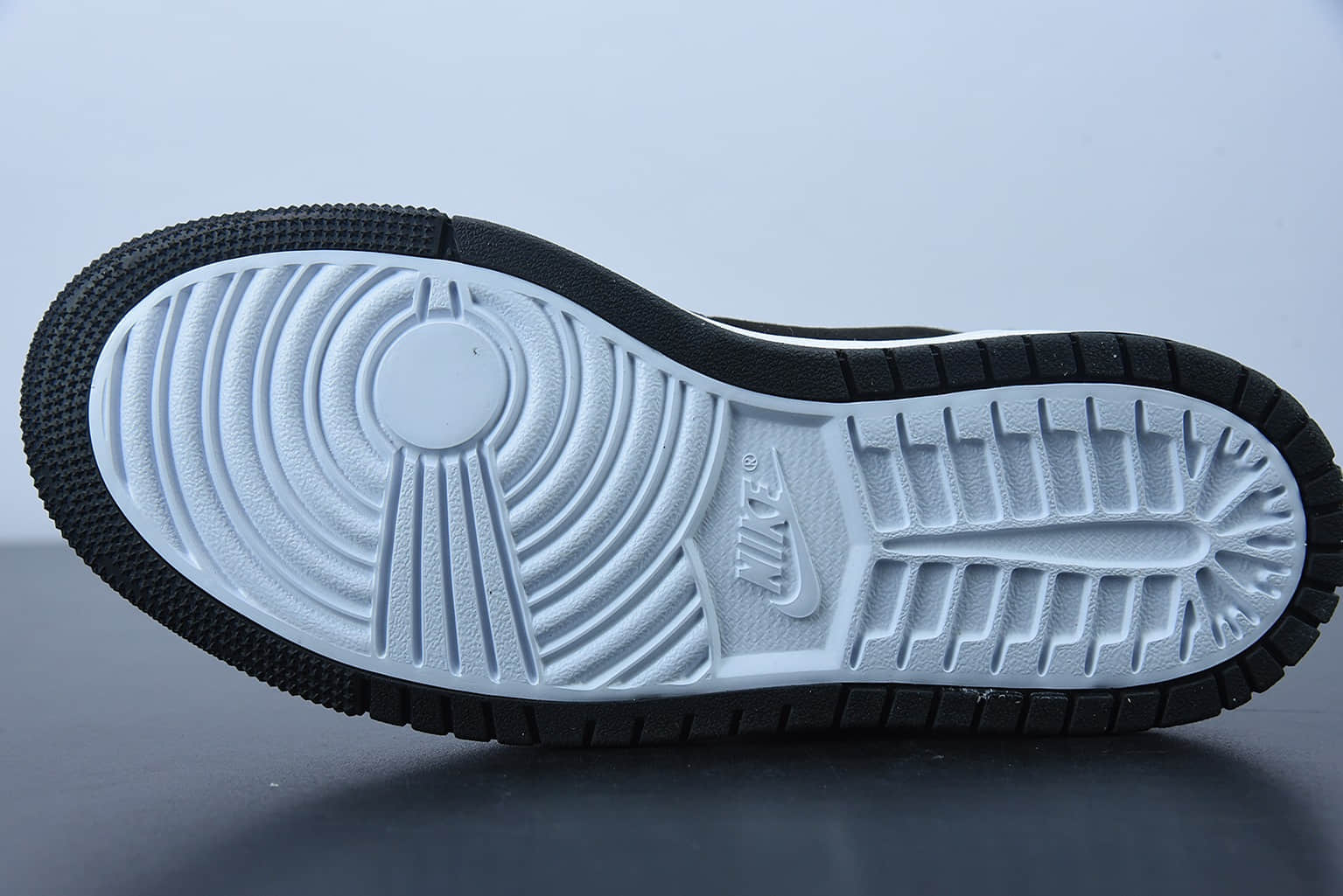 乔丹 Air Jordan 1 Zoom CMFT AJ1 黑白银电竞银拼色环保系列王子文同款黑金白勾篮球鞋纯原版本 货号：DQ0659-800