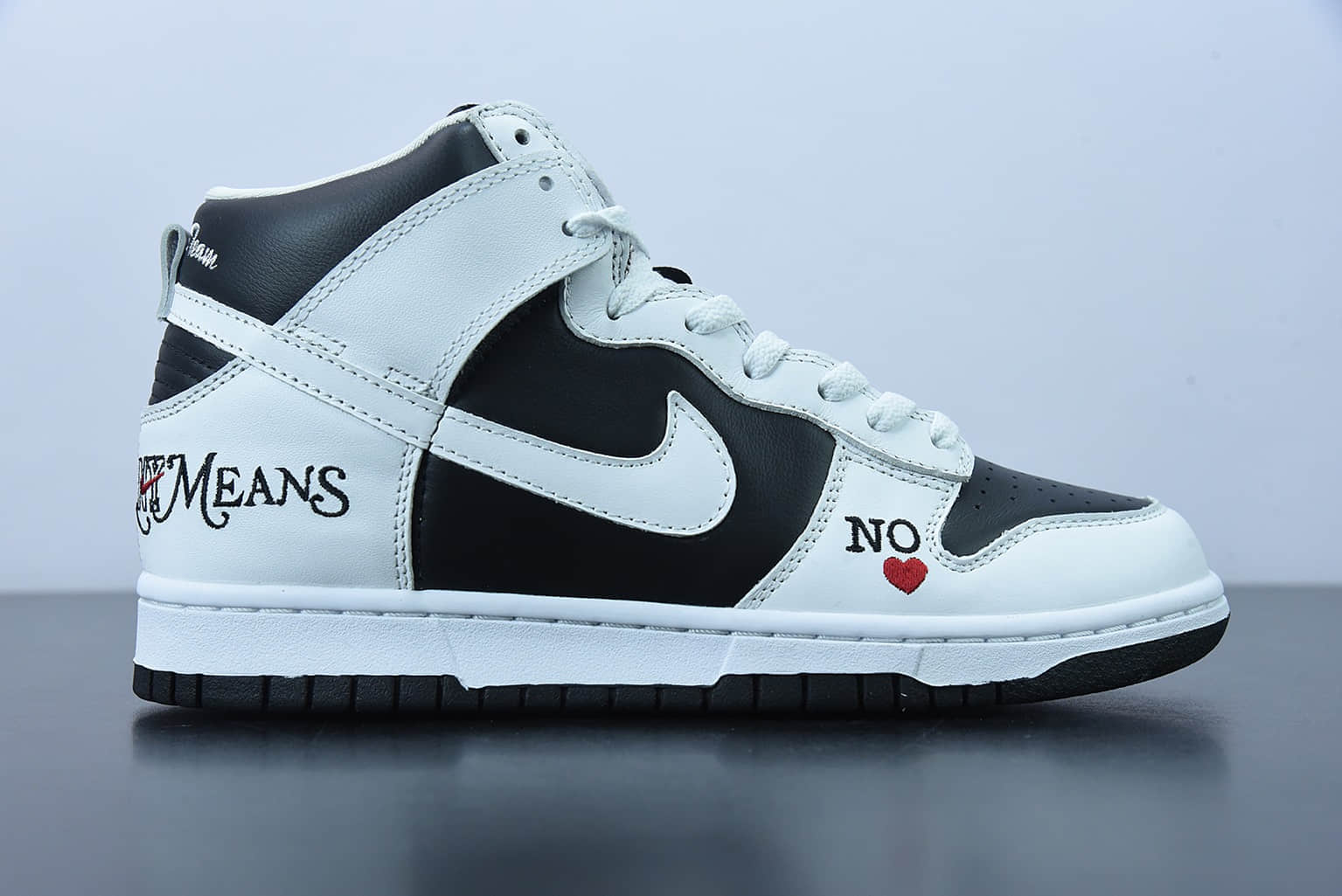耐克 Nike Supreme x Nk SB Dunk High “By Any Means” 黑白SUP联名高帮休闲板鞋纯原版本 货号：DN3741-002