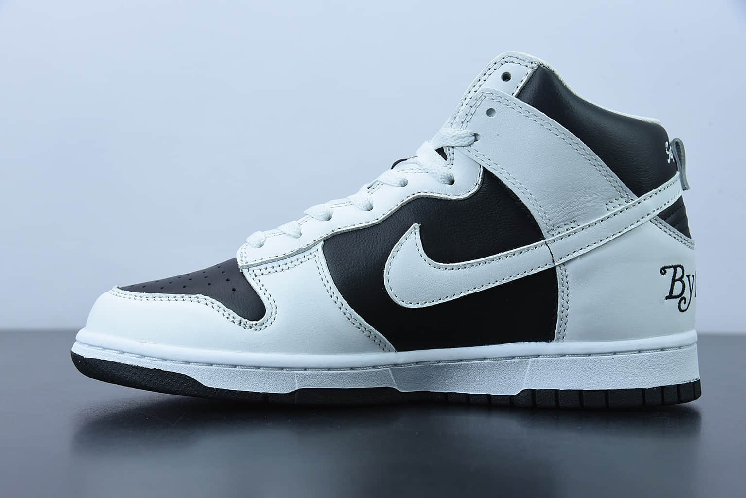 耐克 Nike Supreme x Nk SB Dunk High “By Any Means” 黑白SUP联名高帮休闲板鞋纯原版本 货号：DN3741-002