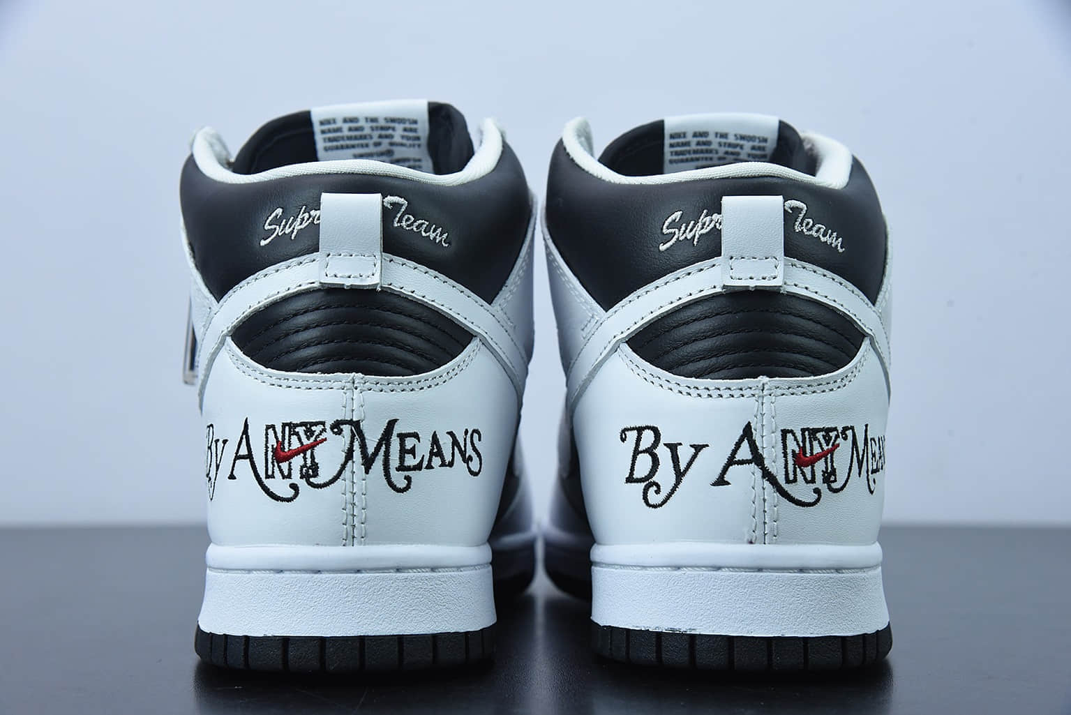 耐克 Nike Supreme x Nk SB Dunk High “By Any Means” 黑白SUP联名高帮休闲板鞋纯原版本 货号：DN3741-002