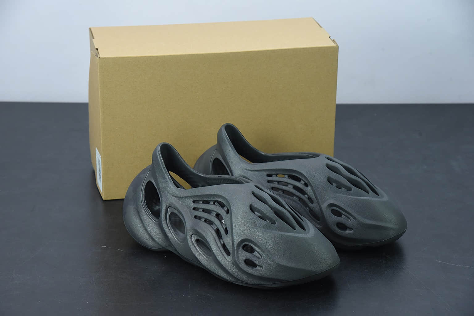阿迪达斯 Adidas Yeezy Foam Runner Onyx 黑玛瑙椰子洞洞鞋纯原版本 货号：HP8739