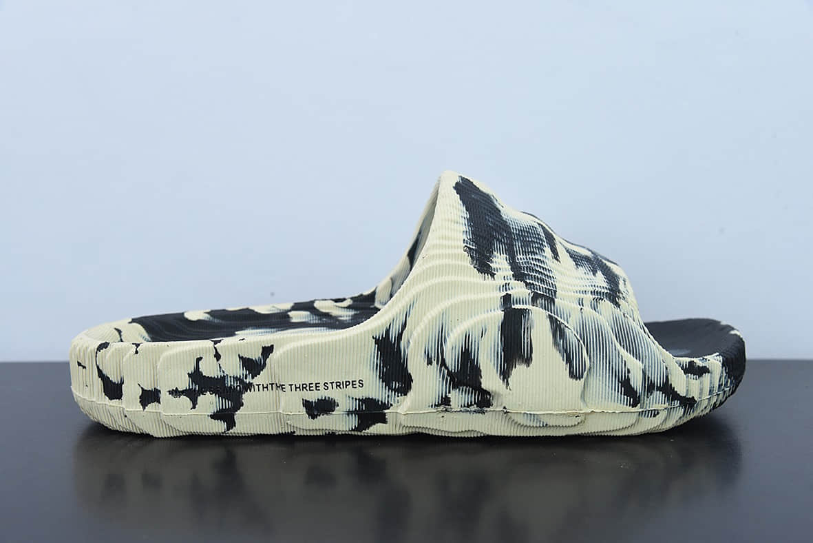 阿迪达斯Adidas Original Adilette 22 SlideBlack Grey莱特22代系列黑灰黑字山脊造型椰子风沙滩涉水百搭运动穿搭拖鞋纯原版本 货号：GX6947