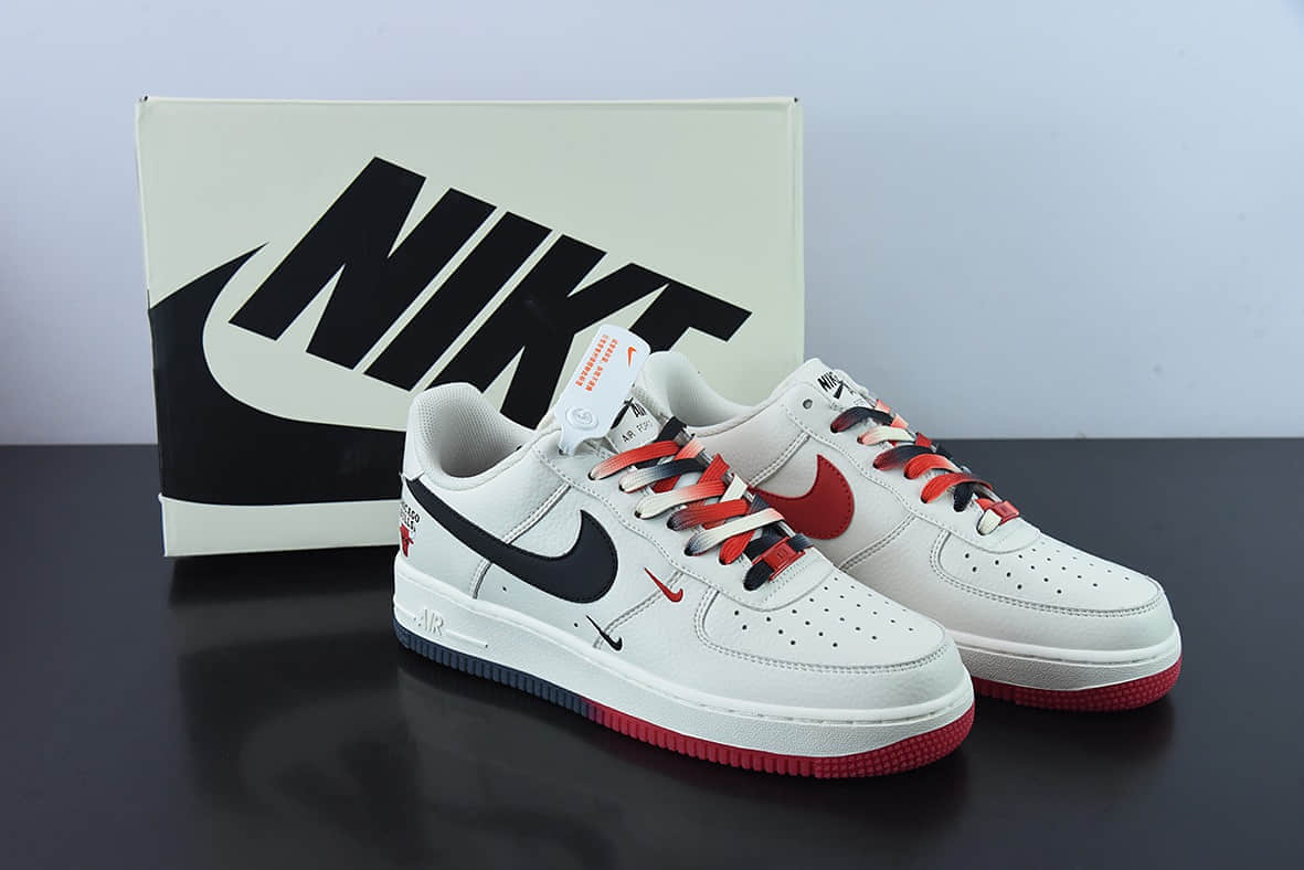 耐克Nike Air Force 1’07 QSSailBlackRedChicago Bullss公牛队米白红黑迷你双钩子”空军一号经典低帮百搭休闲运动板鞋纯原版本 货号：CH2806-306