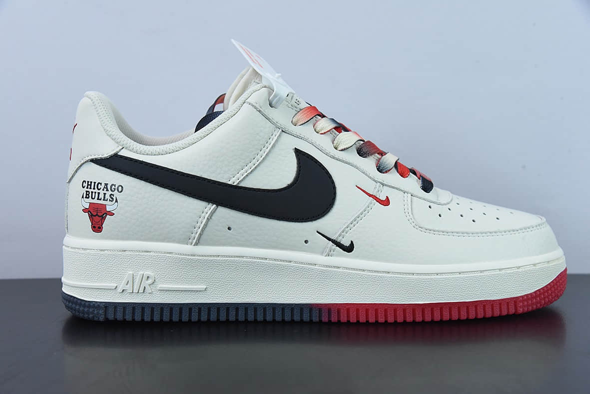 耐克Nike Air Force 1’07 QSSailBlackRedChicago Bullss公牛队米白红黑迷你双钩子”空军一号经典低帮百搭休闲运动板鞋纯原版本 货号：CH2806-306