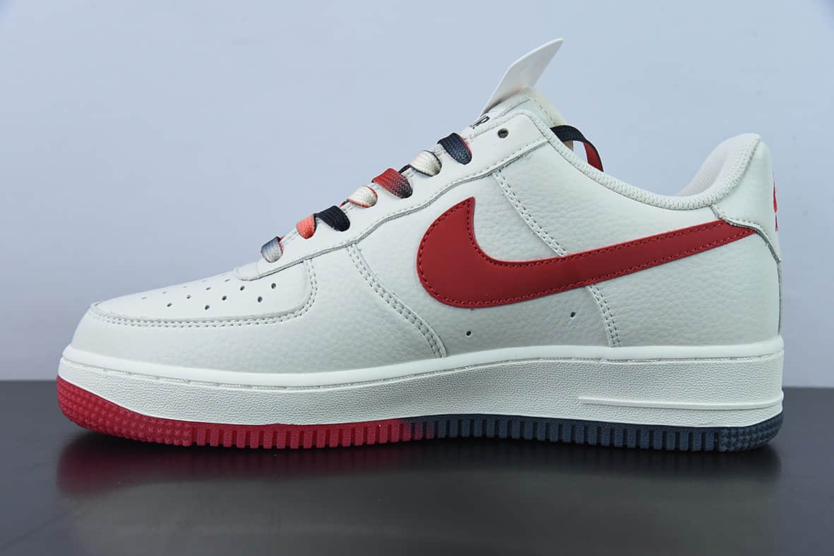 耐克Nike Air Force 1’07 QSSailBlackRedChicago Bullss公牛队米白红黑迷你双钩子”空军一号经典低帮百搭休闲运动板鞋纯原版本 货号：CH2806-306