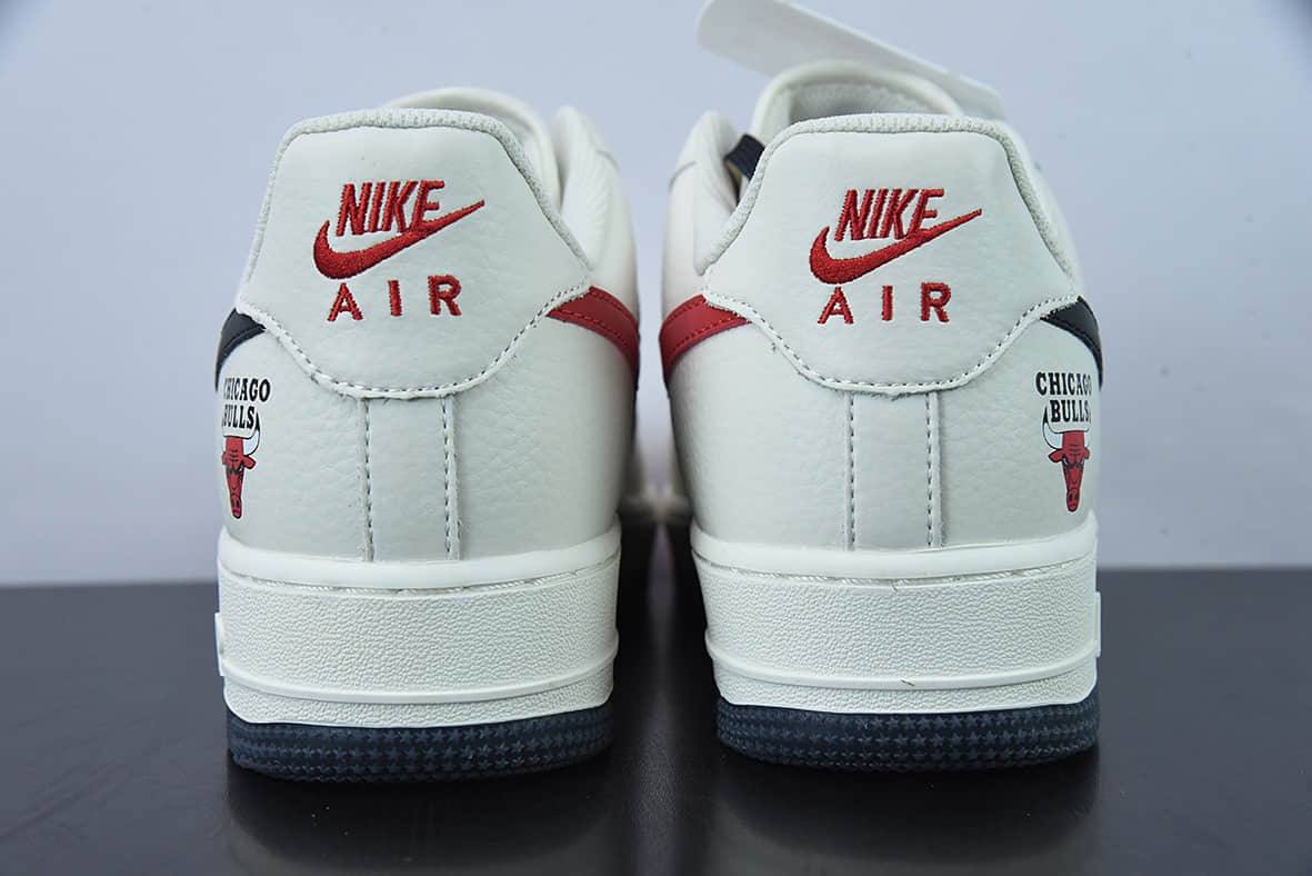 耐克Nike Air Force 1’07 QSSailBlackRedChicago Bullss公牛队米白红黑迷你双钩子”空军一号经典低帮百搭休闲运动板鞋纯原版本 货号：CH2806-306