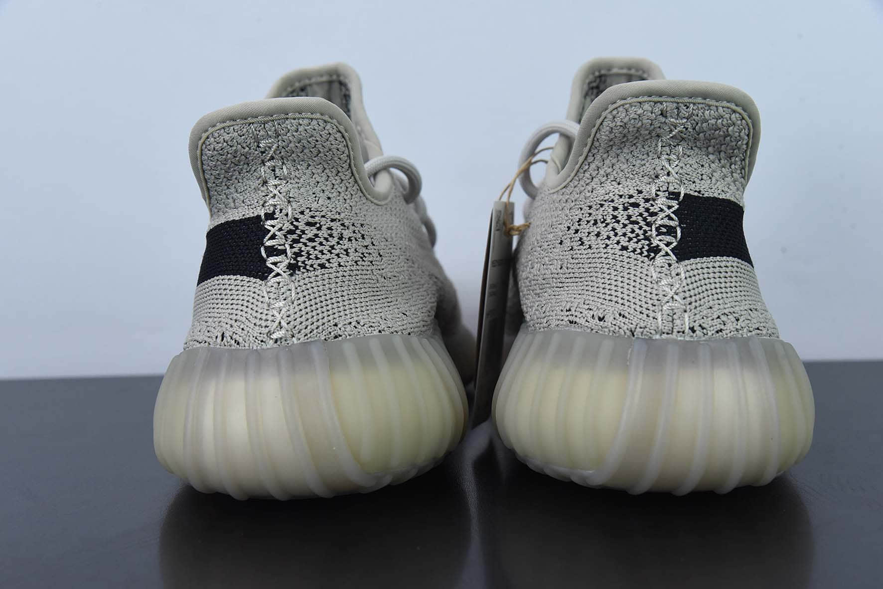 阿迪达斯Adidas Yeezy Boost 350v2“BeigeBlack”卡其黑芝麻油漆条侃爷同款椰子爆米花跑鞋纯原版本 货号:HP7870