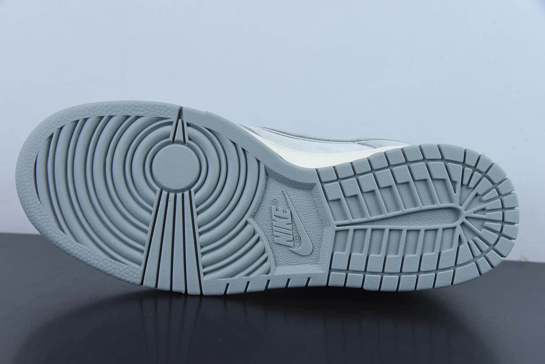 耐克Nike Otomo Katsuhiro x Nike SB Dunk LowSteamboy OST“大友克洋联名麂皮烟灰米白银SB低帮休闲滑板鞋纯原版本 货号:DA5563-011