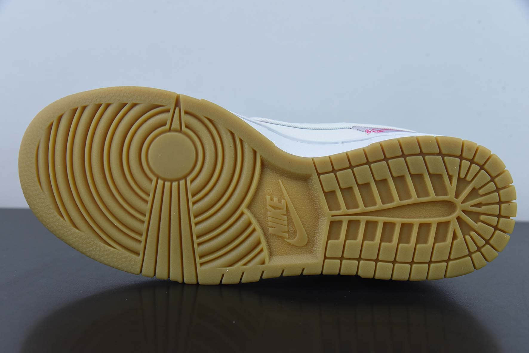 耐克Nike SB Dunk Low Retro SP 专属定制“白浅粉腰果花SB低帮休闲滑板鞋纯原版本 货号：CT5053-061