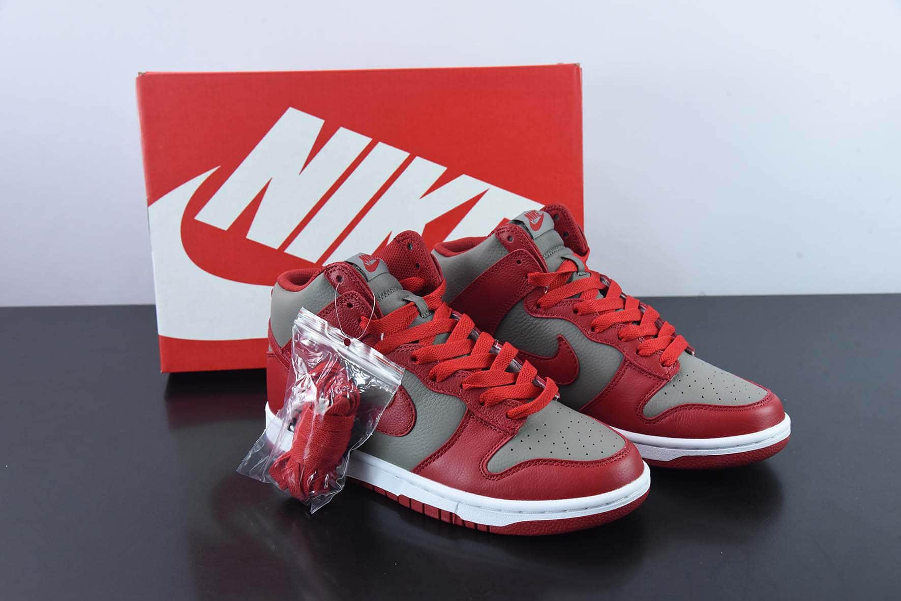 耐克Nike Dunk High UNLV 俄亥俄州立大学联名灰红高帮板鞋纯原版本 货号:850477-001