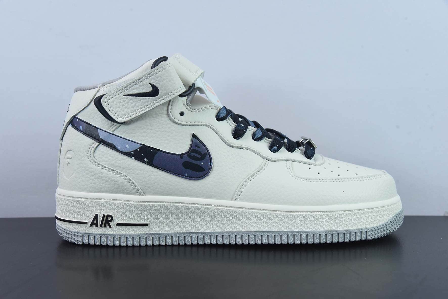 耐克Nike Bape×Nike Air Force 1 Mid“黑迷彩配色”空军一号中帮休闲板鞋纯原版本 货号：AP3696-023