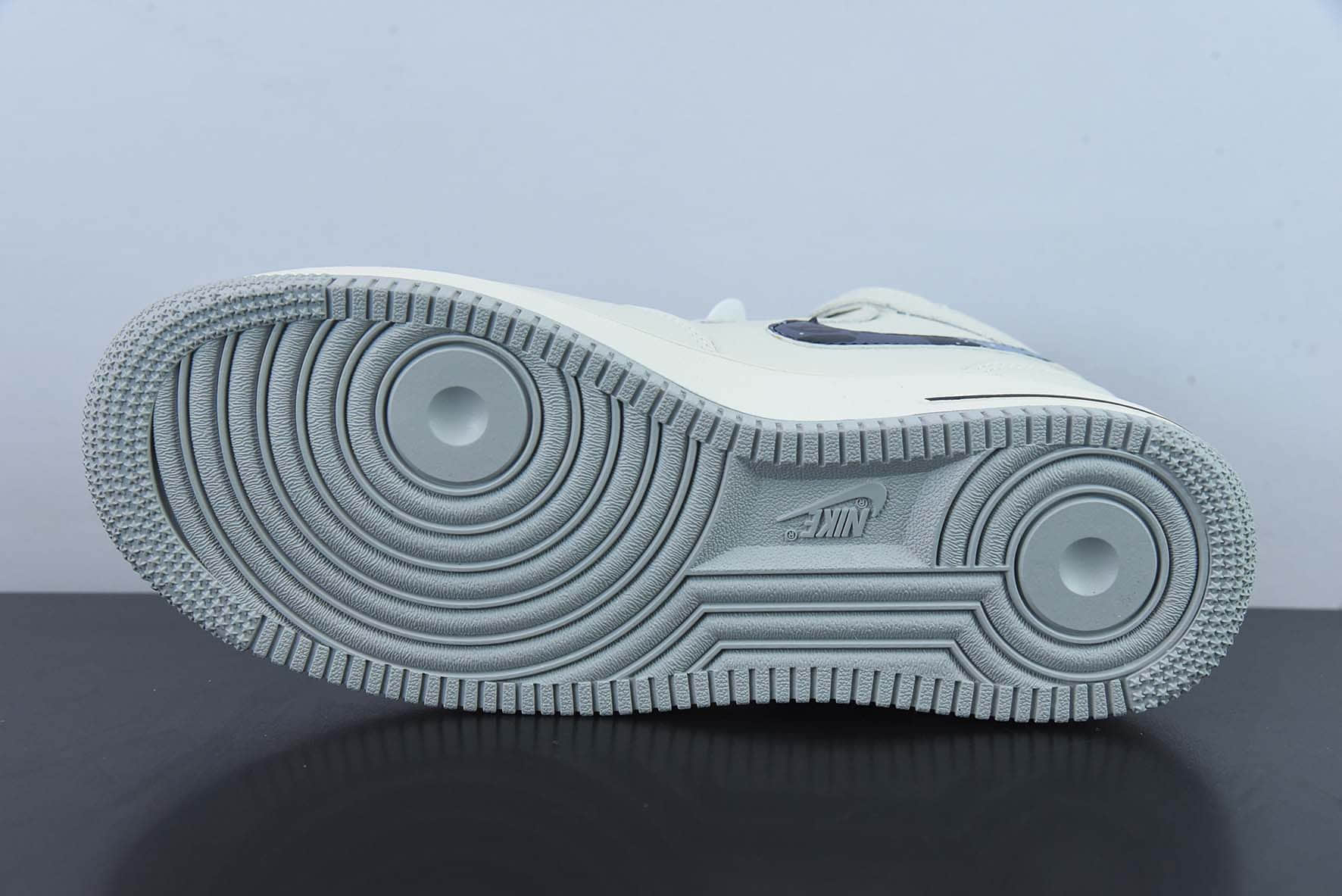 耐克Nike Bape×Nike Air Force 1 Mid“黑迷彩配色”空军一号中帮休闲板鞋纯原版本 货号：AP3696-023