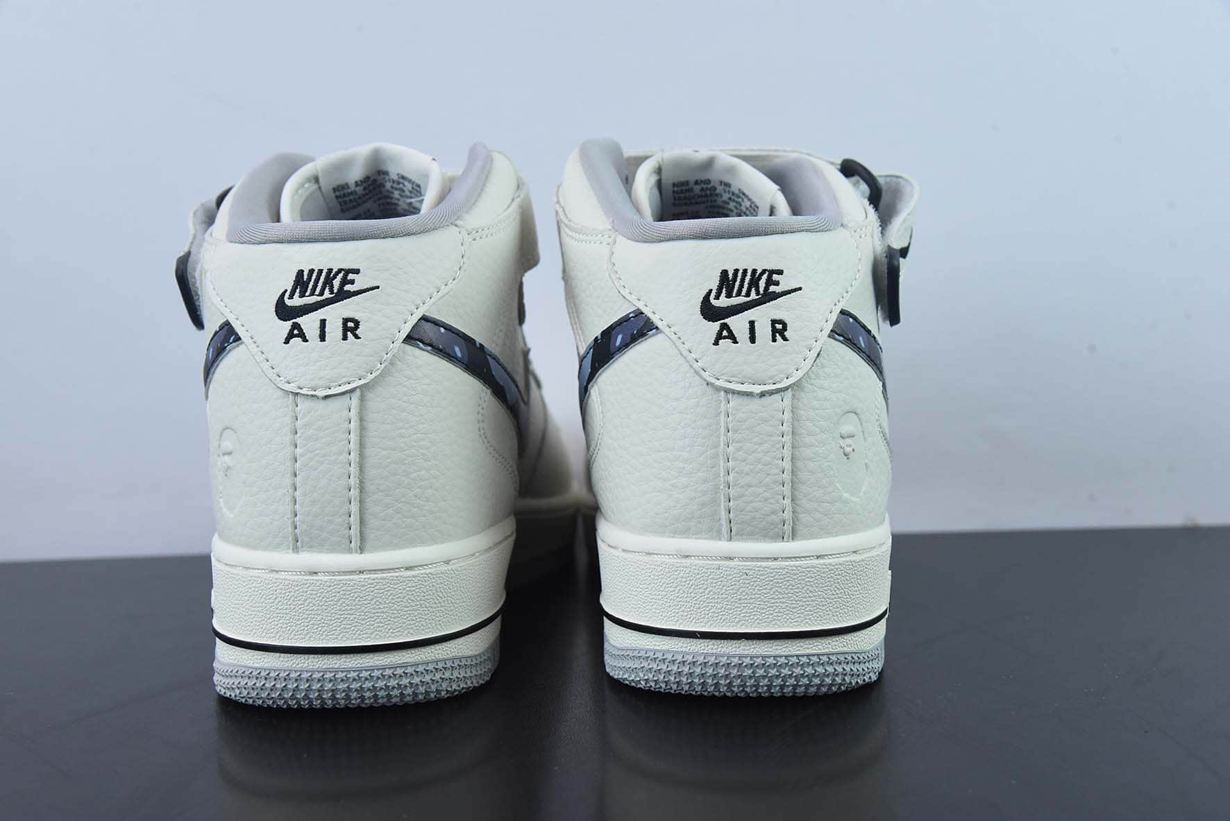 耐克Nike Bape×Nike Air Force 1 Mid“黑迷彩配色”空军一号中帮休闲板鞋纯原版本 货号：AP3696-023