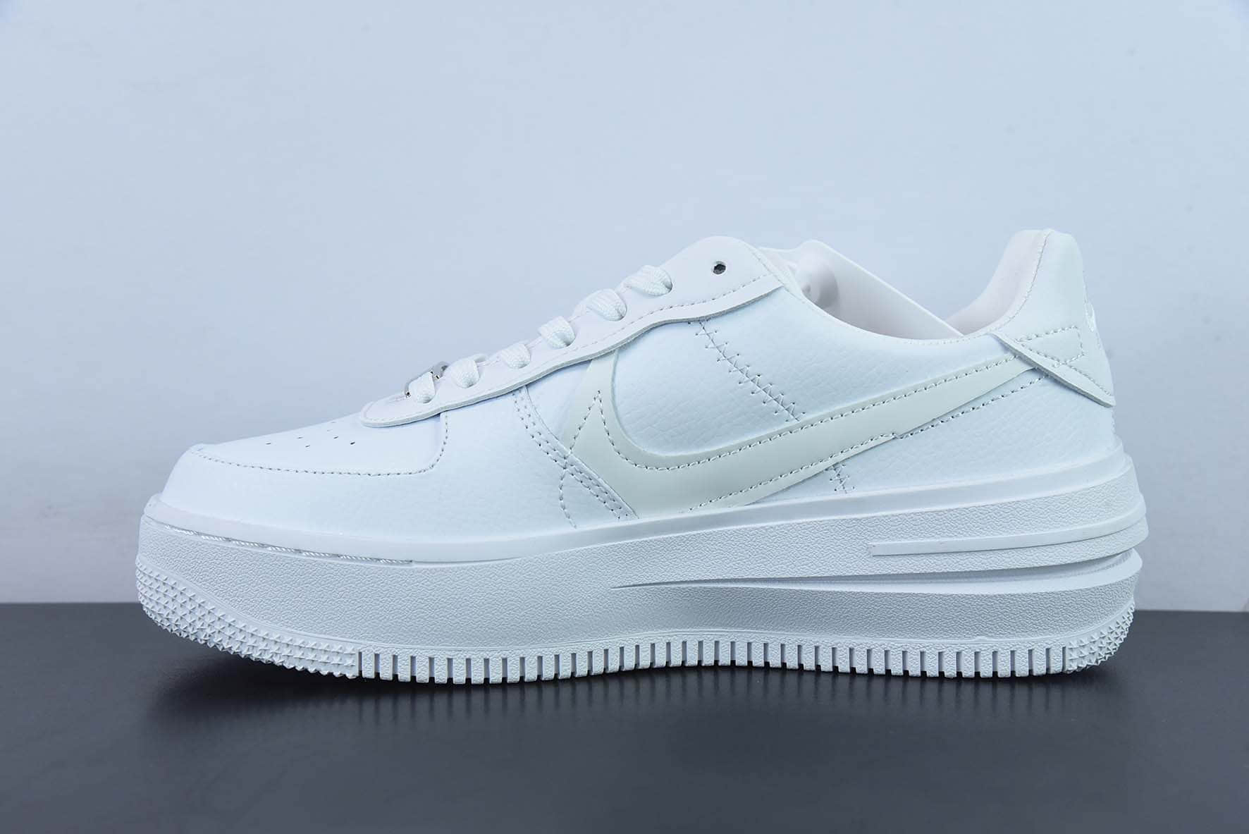 耐克Nike Air Force1 Low PLTAF.ORMTriple White变种双层底空军一号 “解构全白低帮休闲板鞋纯原版本 货号：DJ9946-100