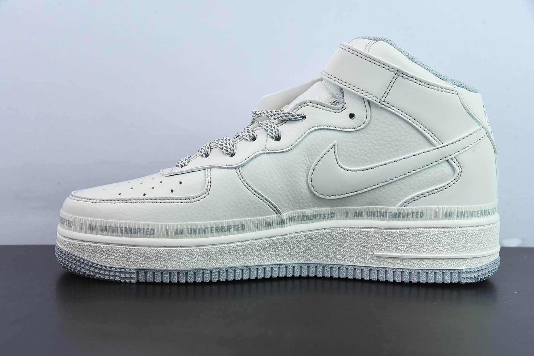 耐克Nike Uninterrupted×Nike Air Forece 1 Mid MORE THAN “米灰银中帮签名涂鸦”满天星空军一号中帮休闲板鞋纯原版本 货号:NU3380-636