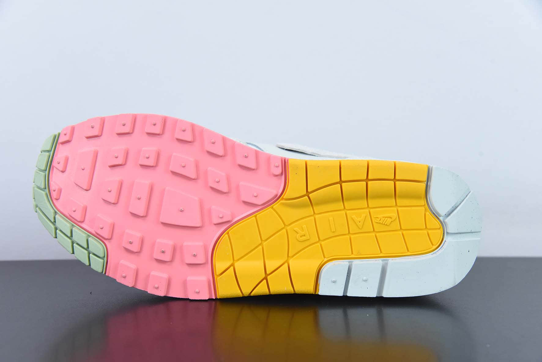 耐克Nike Wmns Air Max 1 PremiumPom Pom Polka Dot灰白毛球初代复古气垫百搭休闲运动慢跑鞋纯原版本 货号:FB4959-121