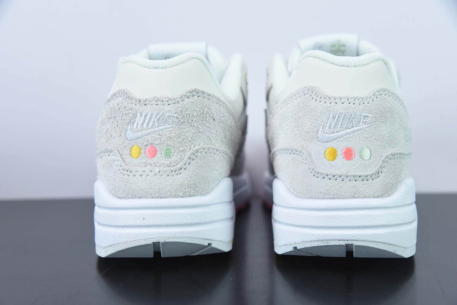 耐克Nike Wmns Air Max 1 PremiumPom Pom Polka Dot灰白毛球初代复古气垫百搭休闲运动慢跑鞋纯原版本 货号:FB4959-121