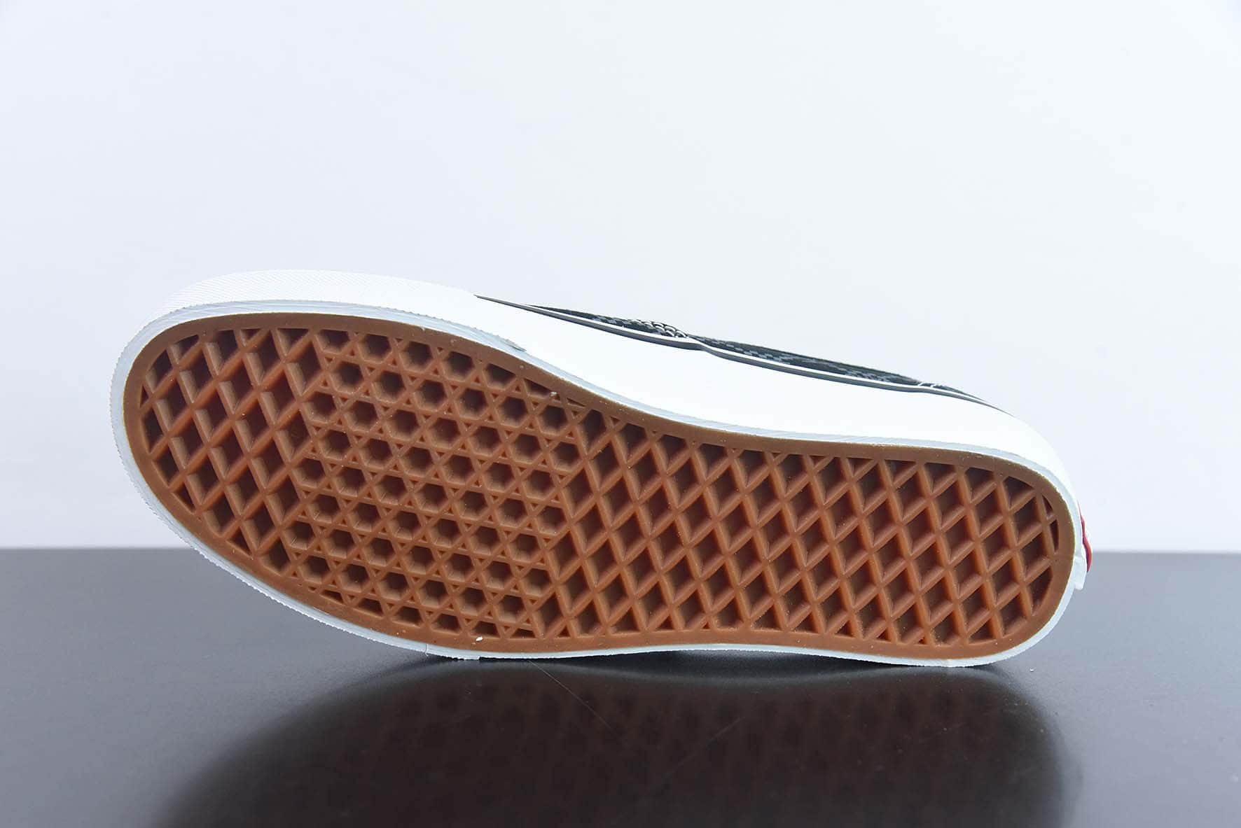 万斯Vans Authentic Monogram 官方经典黑色衬底搭配经典老花Logo休闲帆布硫化鞋纯原版本 货号：VN0A5KRSJD