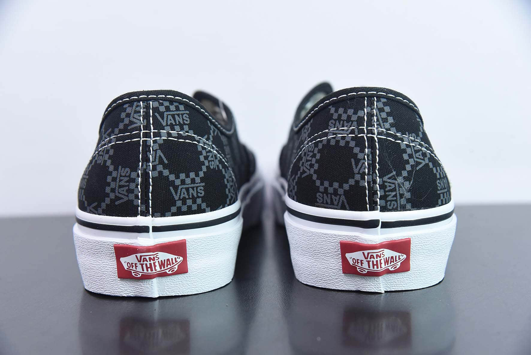 万斯Vans Authentic Monogram 官方经典黑色衬底搭配经典老花Logo休闲帆布硫化鞋纯原版本 货号：VN0A5KRSJD