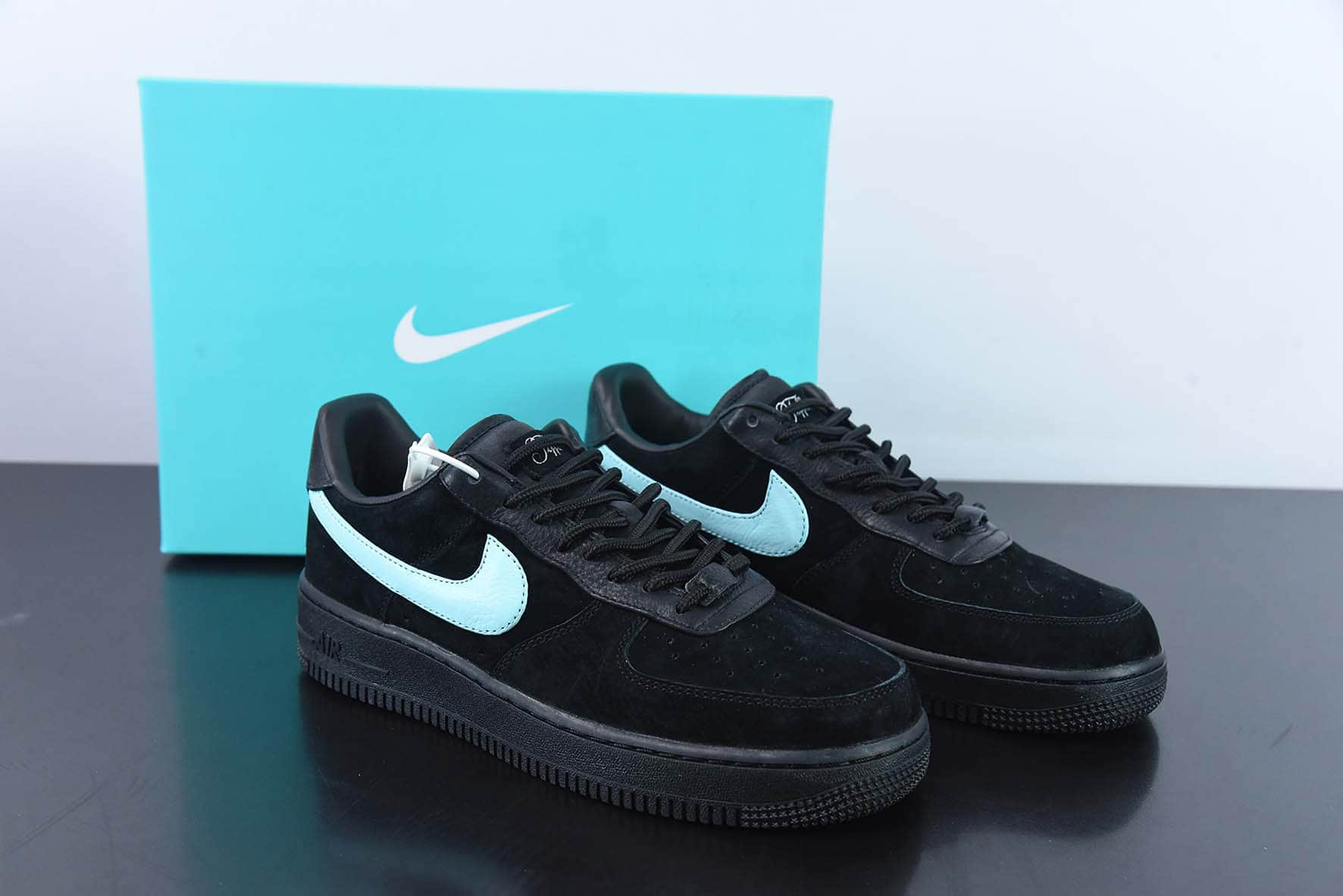耐克Nike Tiffany & CO x Nk Air Force 1 Low 1837 詹姆斯同款蒂芙尼黑蓝联名空军一号低帮板鞋纯原版本 货号：DZ1382-001 