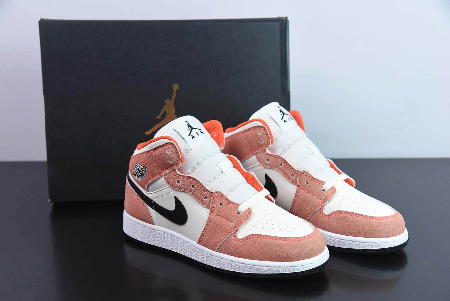 乔丹Air Jordan 1 Mid白橙中帮篮球鞋纯原版本 货号：DV1336-800 