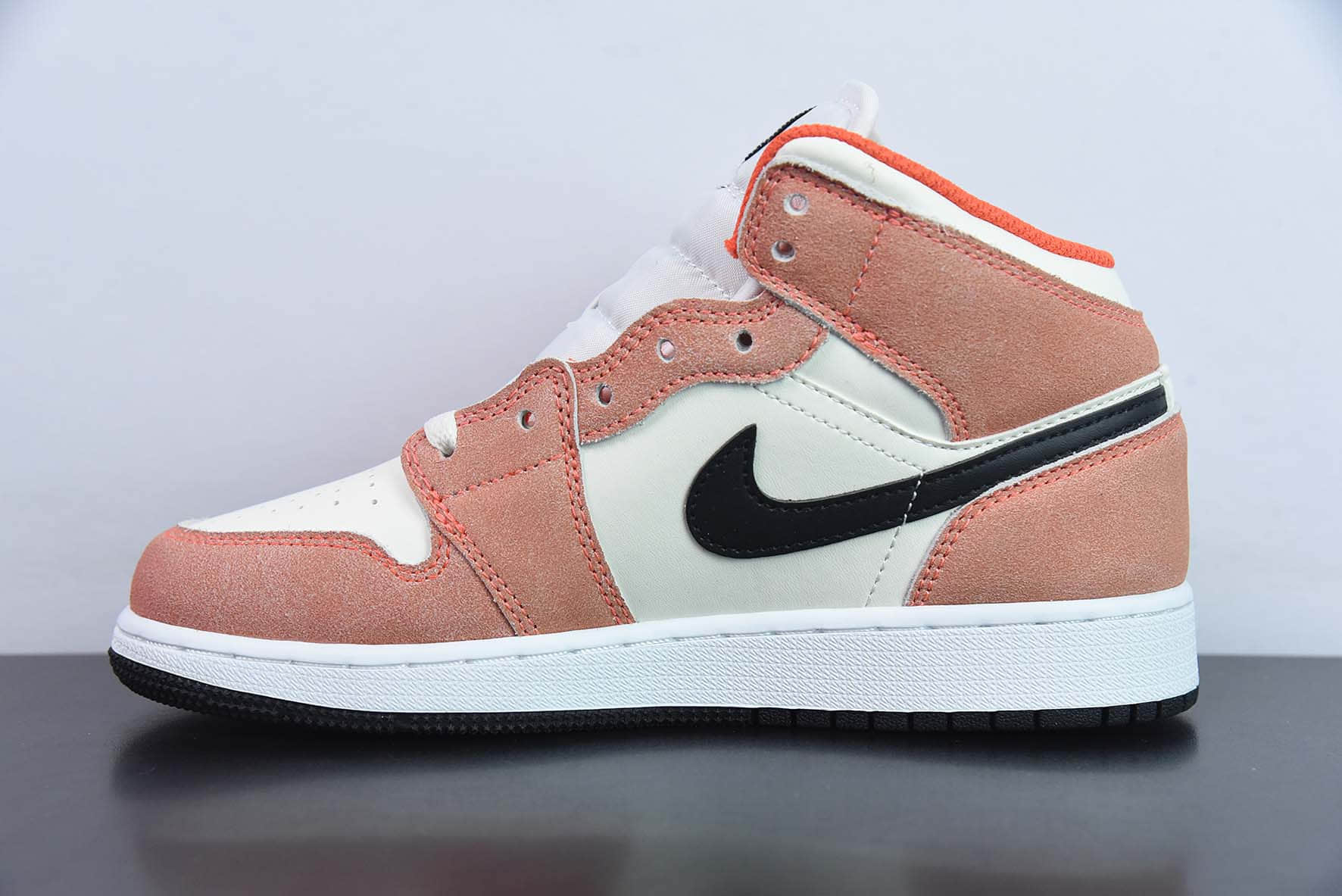 乔丹Air Jordan 1 Mid白橙中帮篮球鞋纯原版本 货号：DV1336-800 