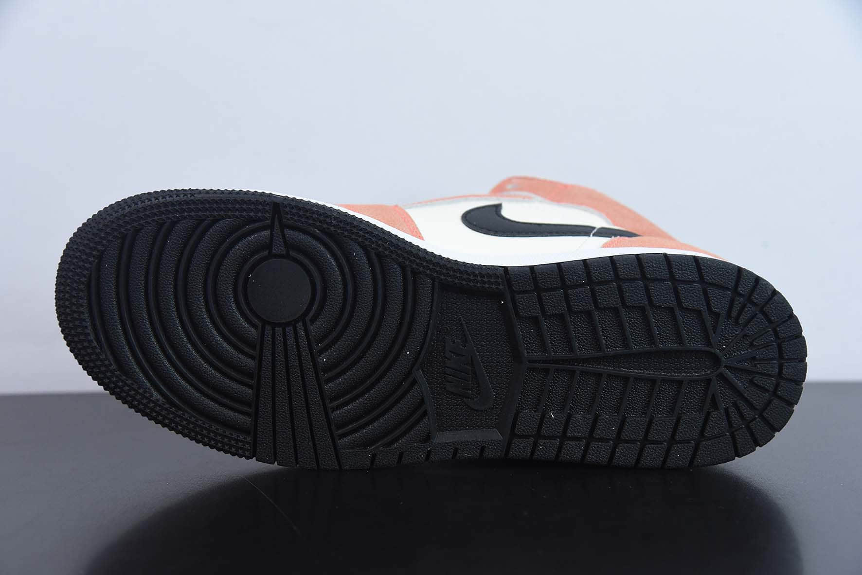 乔丹Air Jordan 1 Mid白橙中帮篮球鞋纯原版本 货号：DV1336-800 
