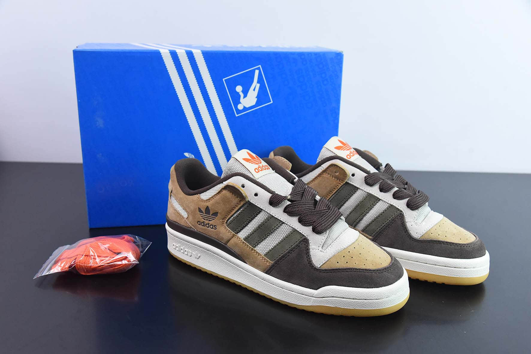 阿迪达斯Adidas Originals Forum 84 Low 深棕麦黄浅灰罗马系列魔术贴低帮休闲板鞋纯原版本 货号：GW4334