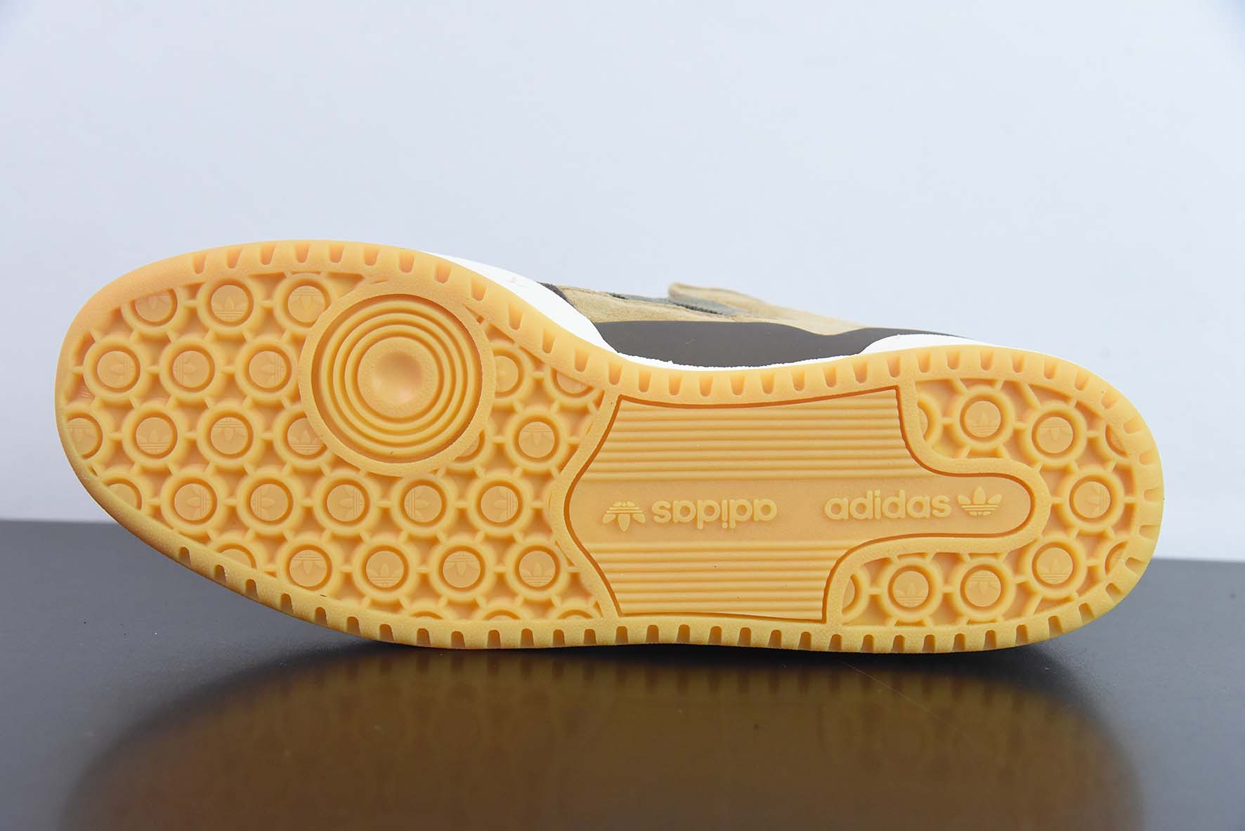 阿迪达斯Adidas Originals Forum 84 Low 深棕麦黄浅灰罗马系列魔术贴低帮休闲板鞋纯原版本 货号：GW4334