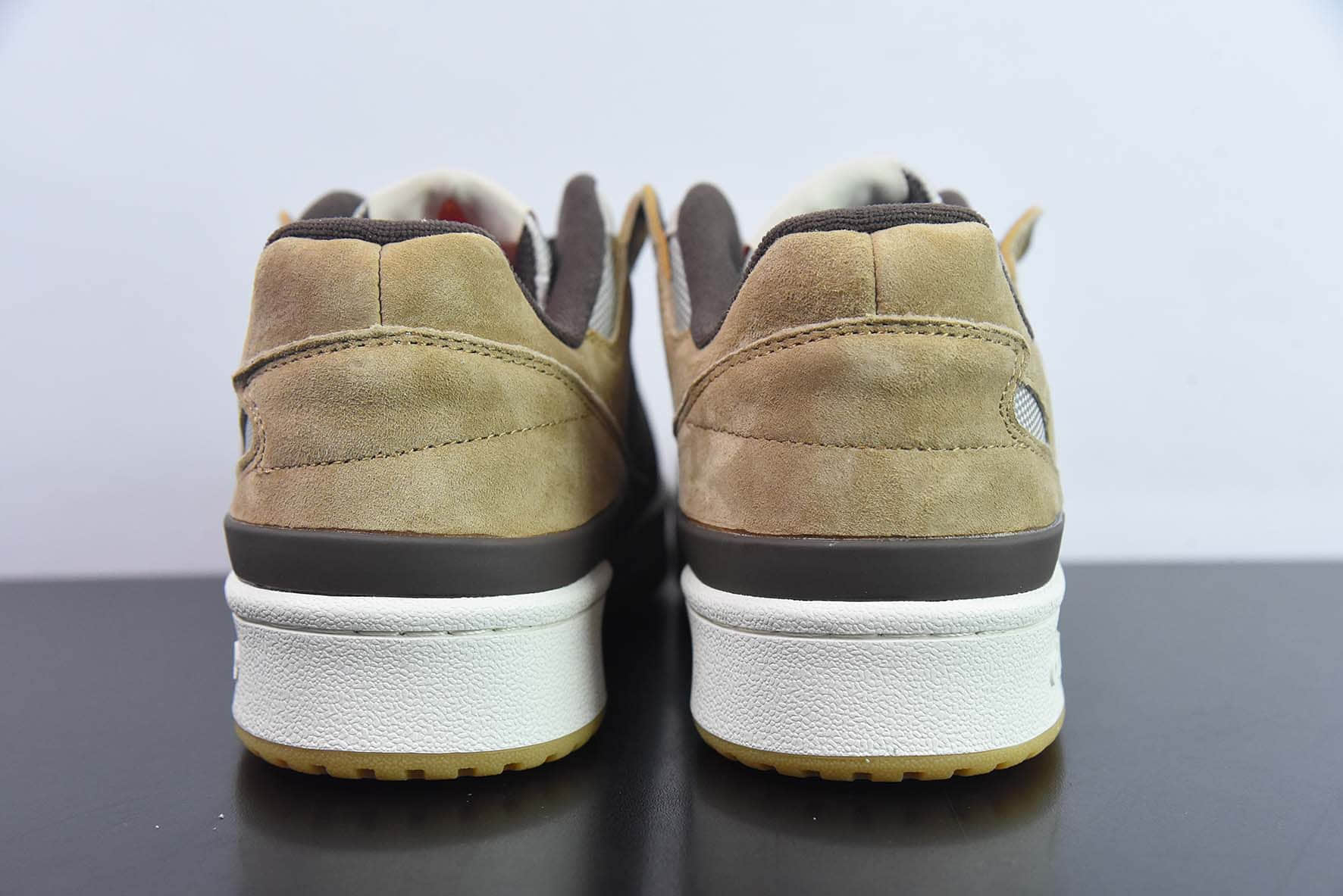 阿迪达斯Adidas Originals Forum 84 Low 深棕麦黄浅灰罗马系列魔术贴低帮休闲板鞋纯原版本 货号：GW4334