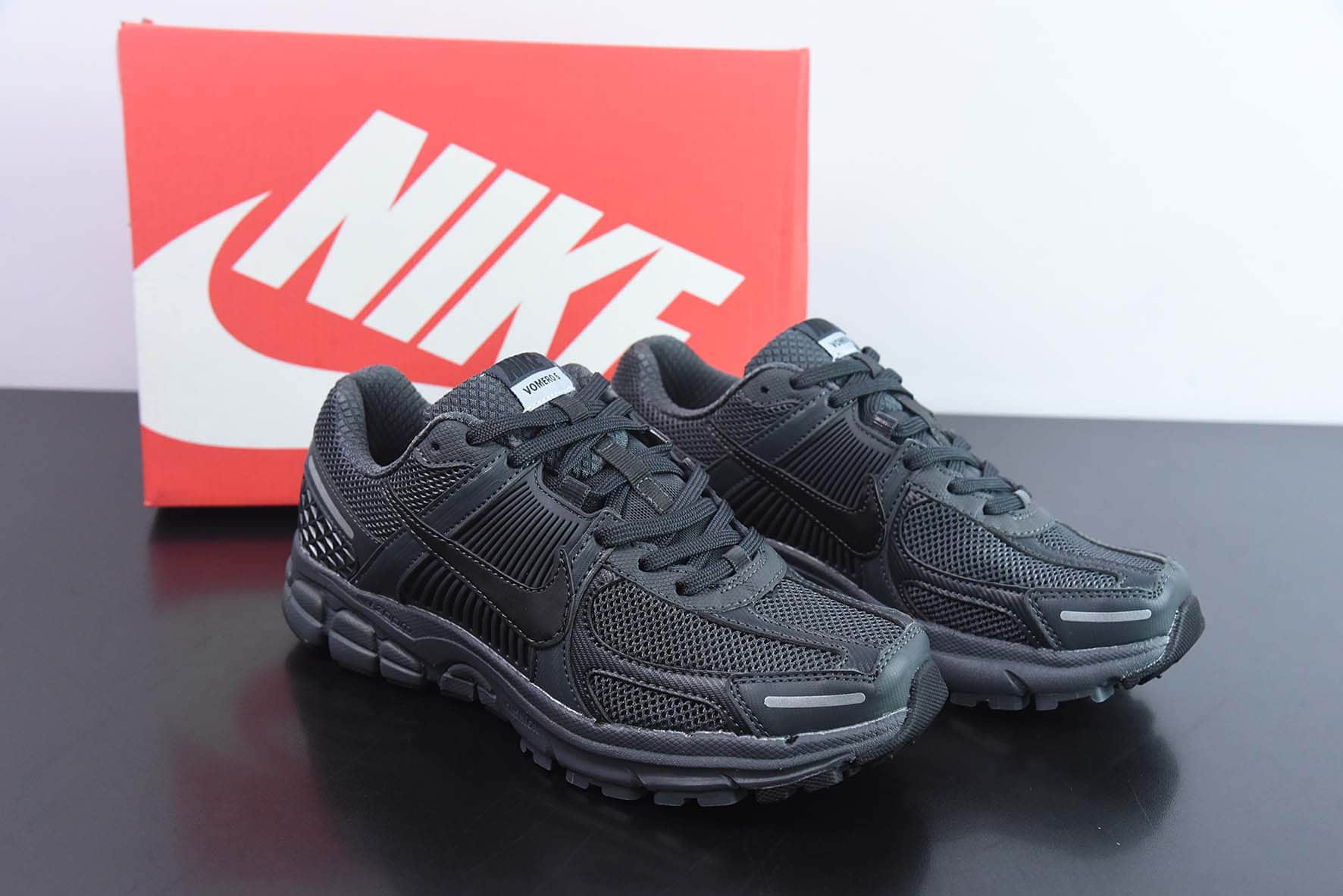 耐克Nike Zoom Vomero 5Dark Grey佛莫罗5代系列经典“炭黑银”跑鞋纯原版本 货号：BV1358-002 