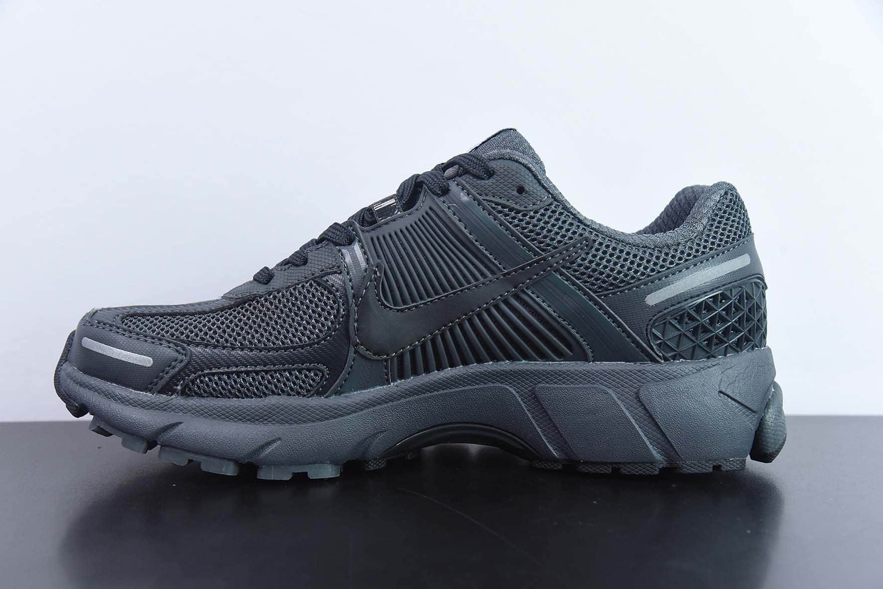 耐克Nike Zoom Vomero 5Dark Grey佛莫罗5代系列经典“炭黑银”跑鞋纯原版本 货号：BV1358-002 